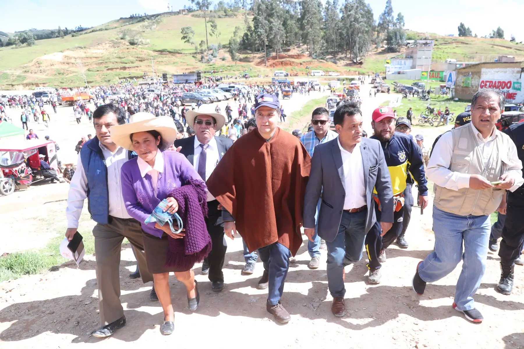 El ministro de Energía y Minas, Francisco Ísmodes, llegó a la provincia de Cutervo para colocar el primer poste del que será el gran proyecto de Electrificación Integral para siete provincias de Cajamarca (entre ellas Chota, Cutervo, Hualgayoc y Santa Cruz),  obra que involucra una inversión de 105 millones de soles. Foto: ANDINA/Minem