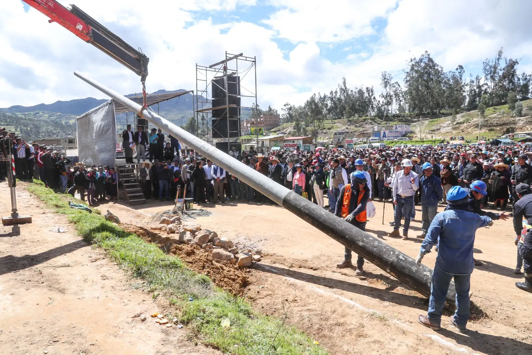 El ministro de Energía y Minas, Francisco Ísmodes, llegó a la provincia de Cutervo para colocar el primer poste del que será el gran proyecto de Electrificación Integral para siete provincias de Cajamarca (entre ellas Chota, Cutervo, Hualgayoc y Santa Cruz),  obra que involucará una inversión de 105 millones de soles.Foto:ANDINA/Minem