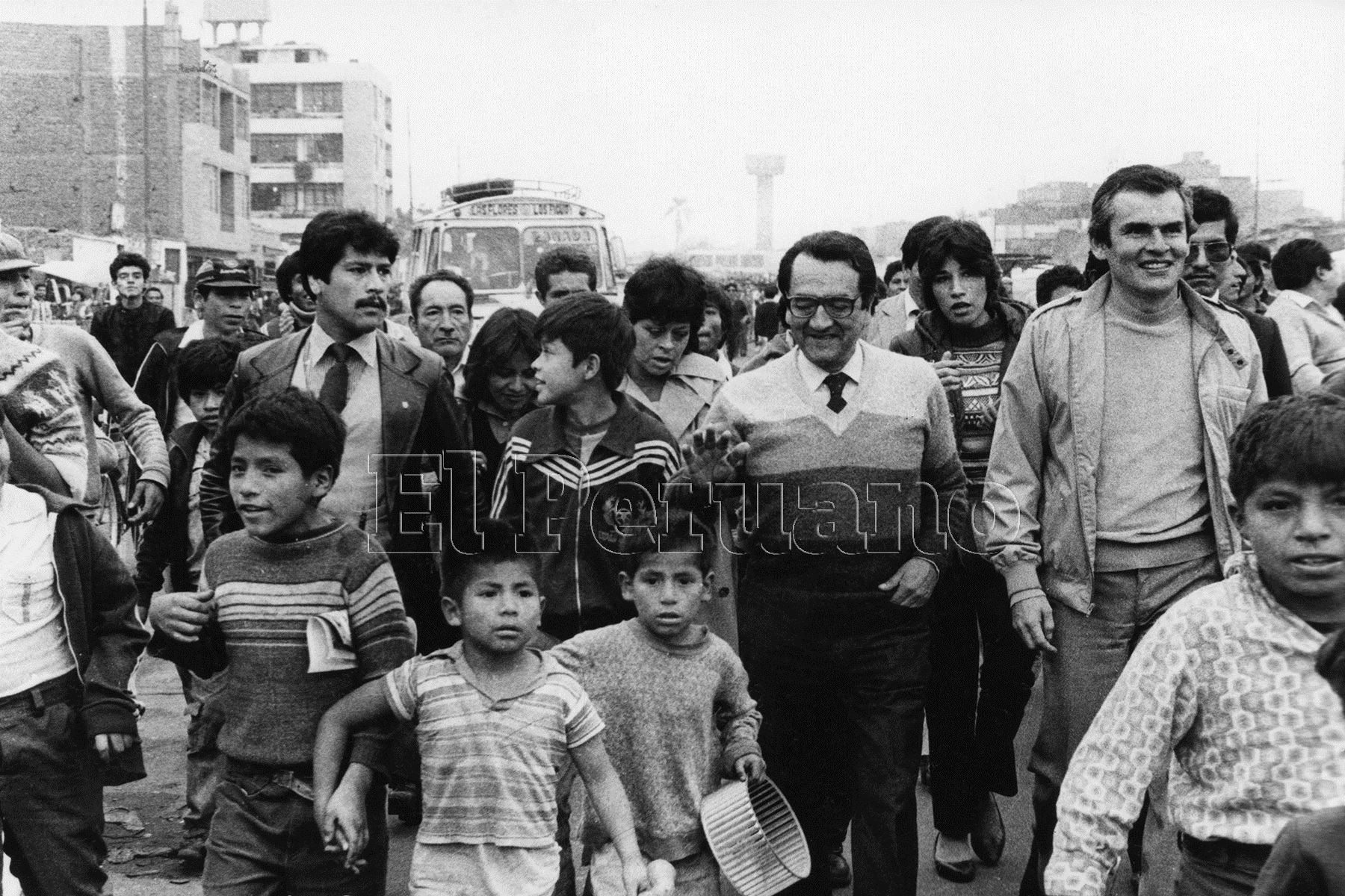 Alfonso Barrantes, alcalde Lima, recorriendo las calles de un asentamiento humano de Lima. (9 agosto 1986). Foto: ANDINA/archivo