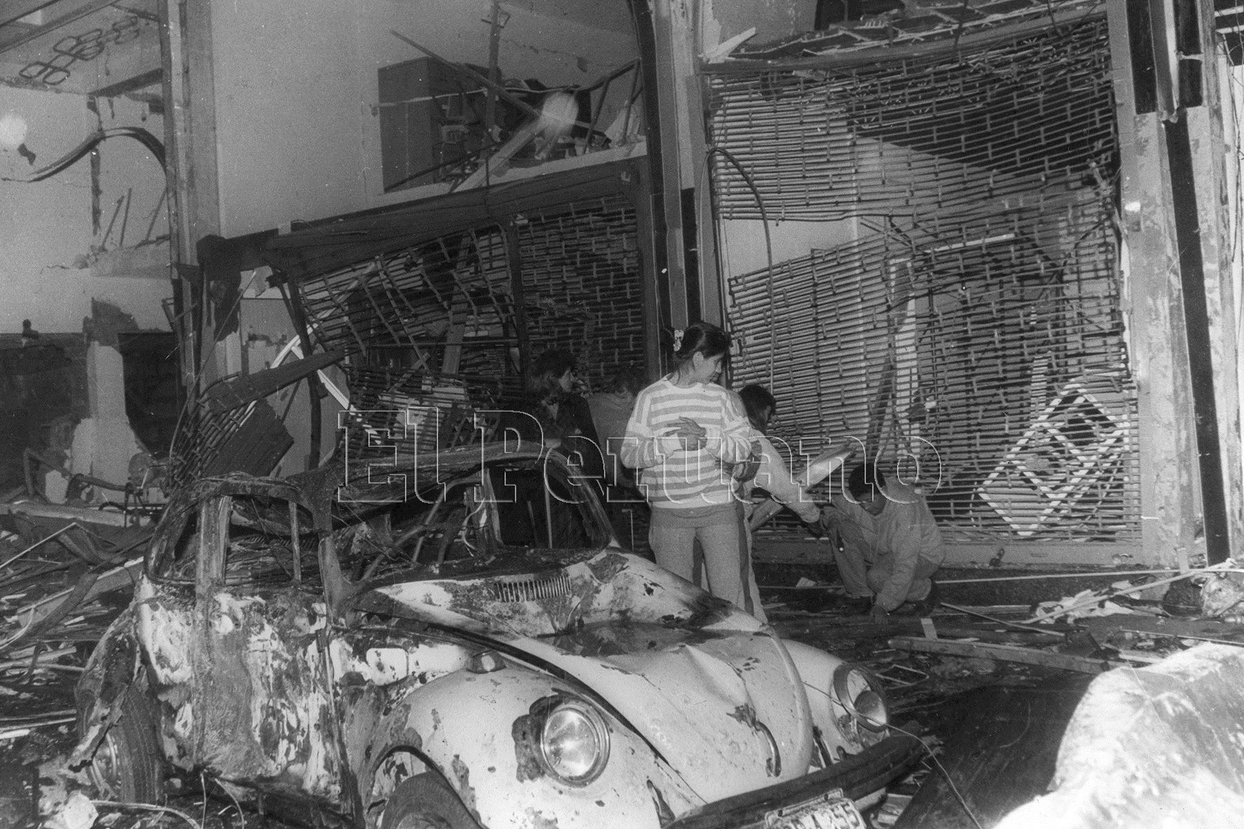 Atentado con coche bomba en la calle Tarata de Miraflores.  (17 julio 1992). Foto: ANDINA/archivo