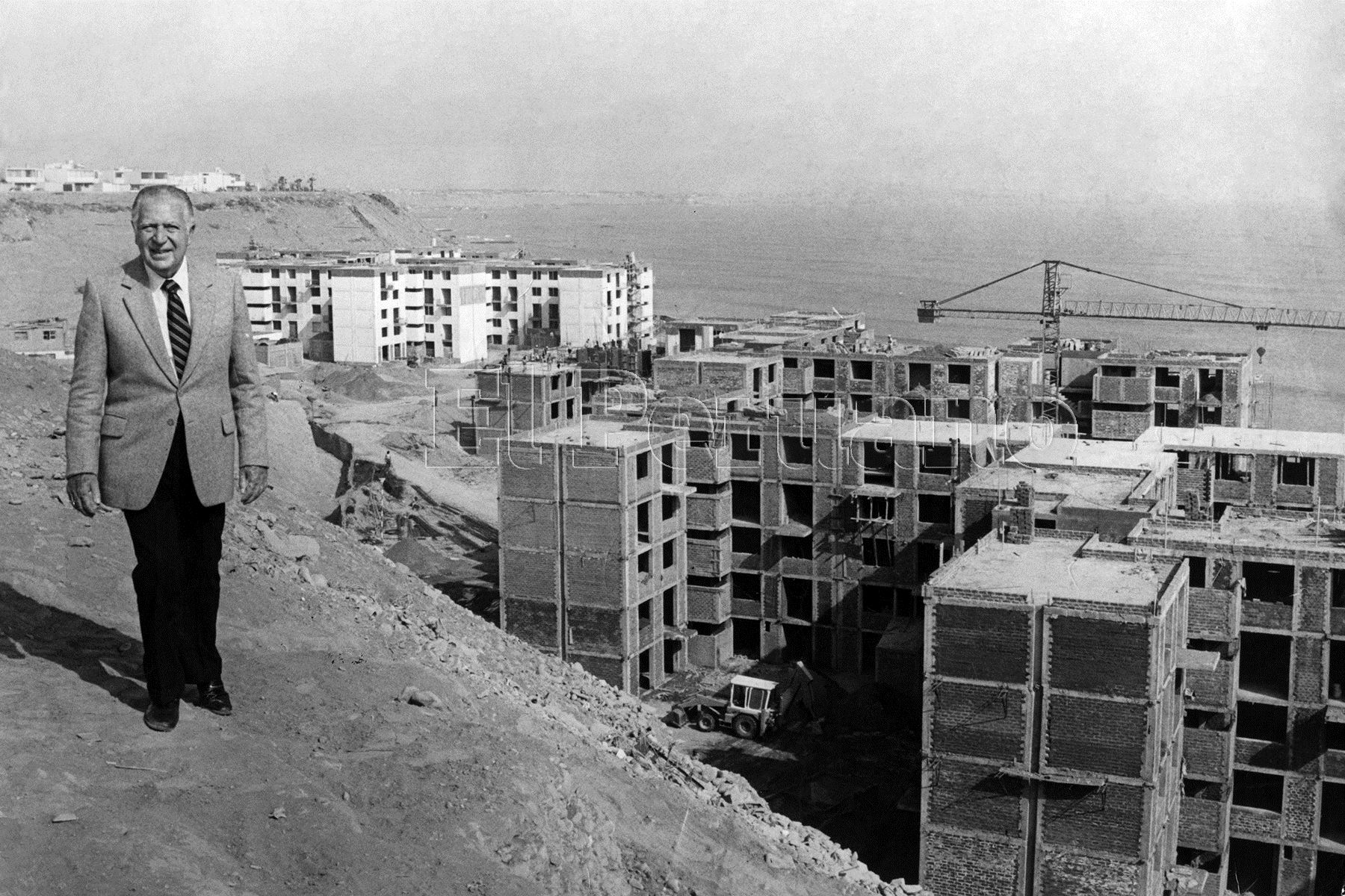 El presidente Fernando Belaúnde Terry inspecciona las obras de construcción del conjunto habitacional Marbella. (10 setiembre 1982). Foto: ANDINA/archivo