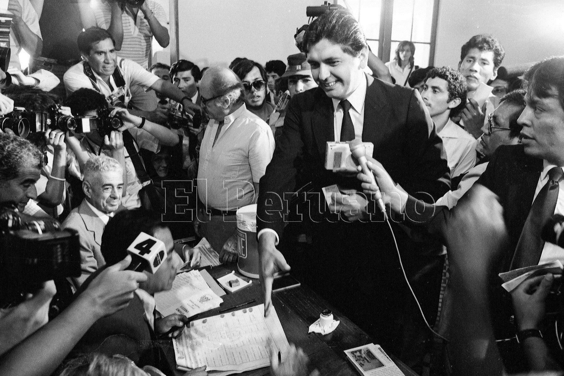 El candidato presidencial del Partido Aprista Peruano, Alan García Pérez, emite su voto en  las elecciones generales de 1985. (14 abril 1985). Foto: ANDINA/archivo