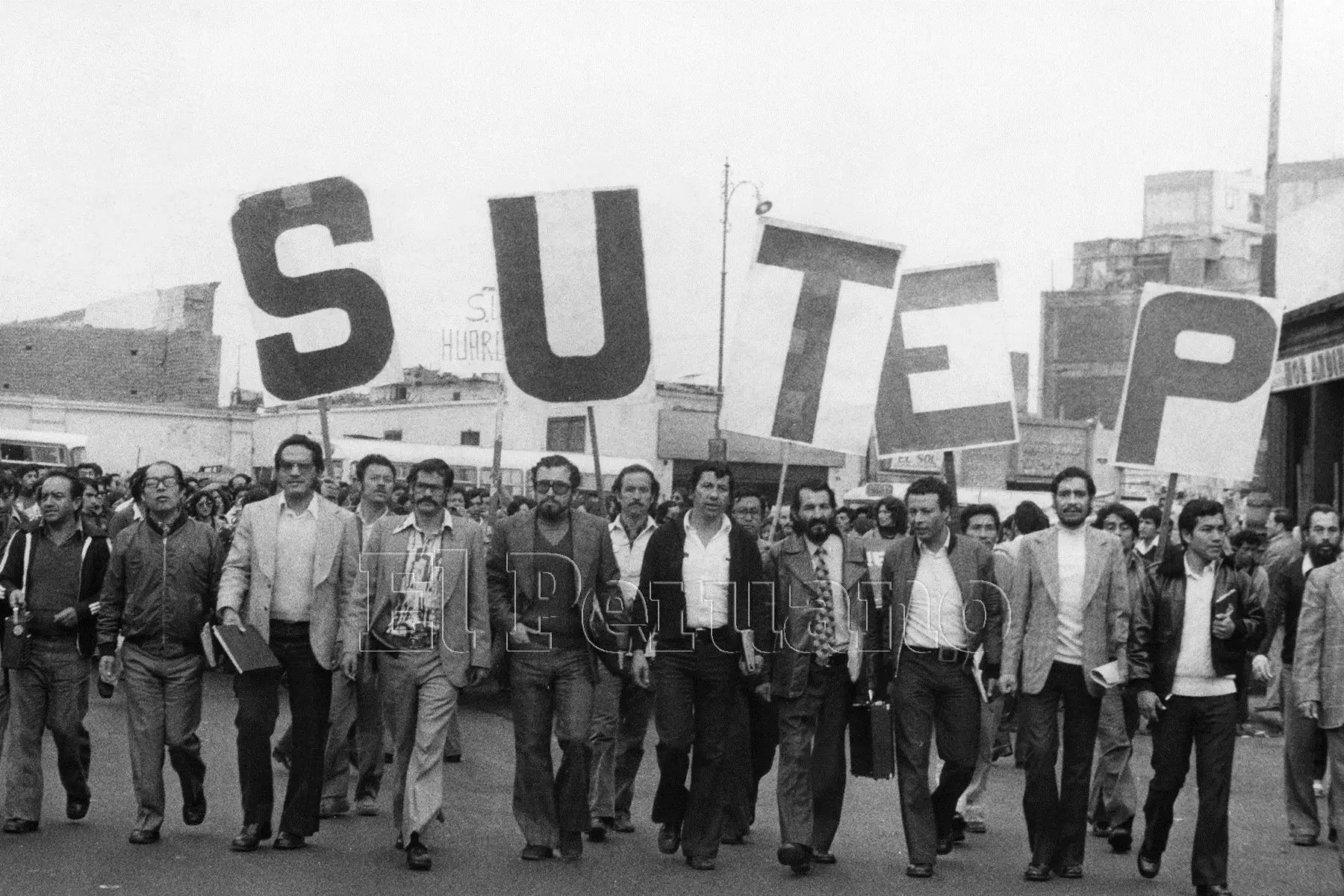 Marcha del maestros del Sutep hacia el ministerio de Educación en los primeros años de los 80.
 Foto: ANDINA/archivo