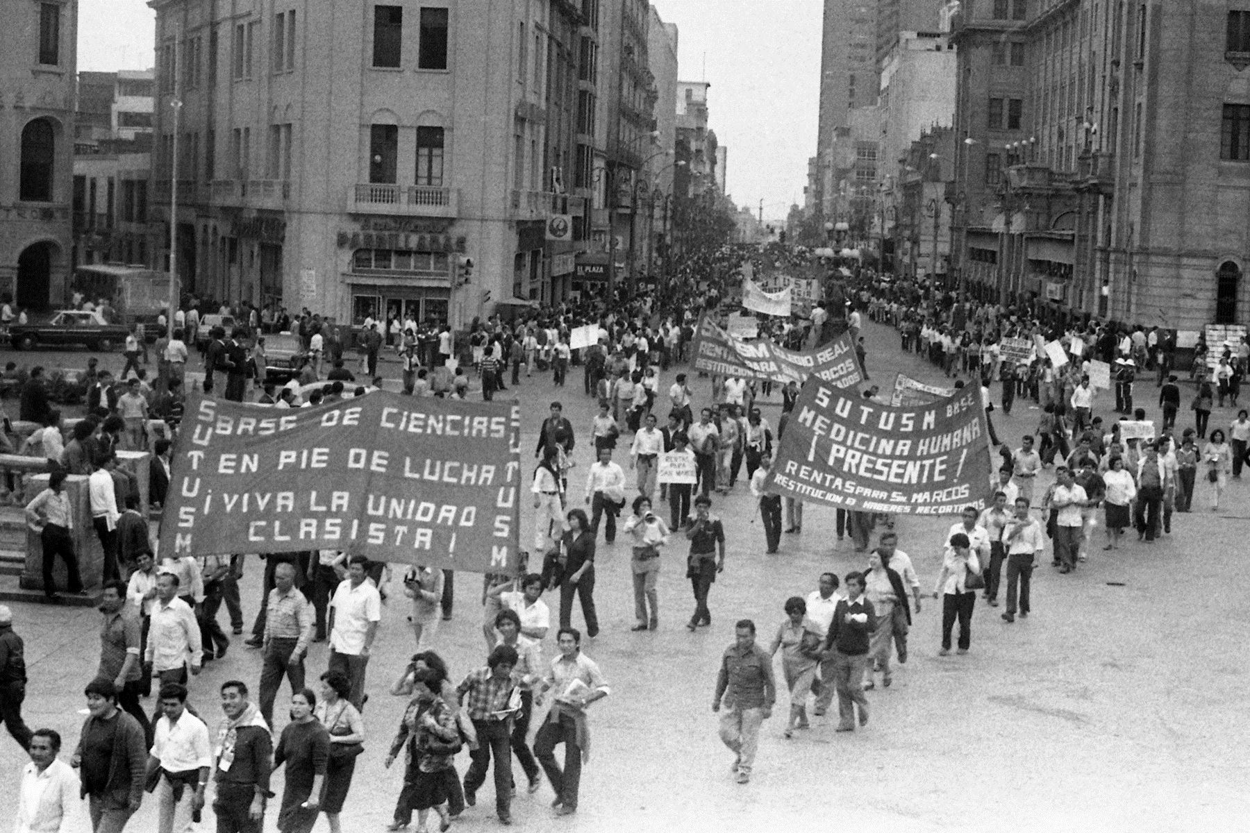 Marcha de estudiantes universitarios (27 octubre 1982). Foto: ANDINA/archivo