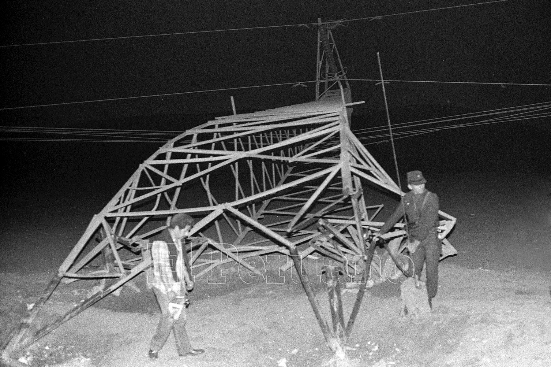 Voladura de una torre eléctrica en Tablada de Lurín. (3 diciembre 1982). Foto: ANDINA/archivo