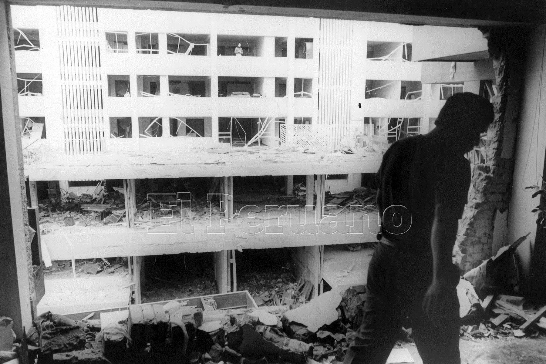 Edificio en escombros luego del atentado con coche bomba perpetrado por Sendero Luminosos en la calle Tarata de Miraflores. (17 julio 1992). Foto:ANDINA/archivo
