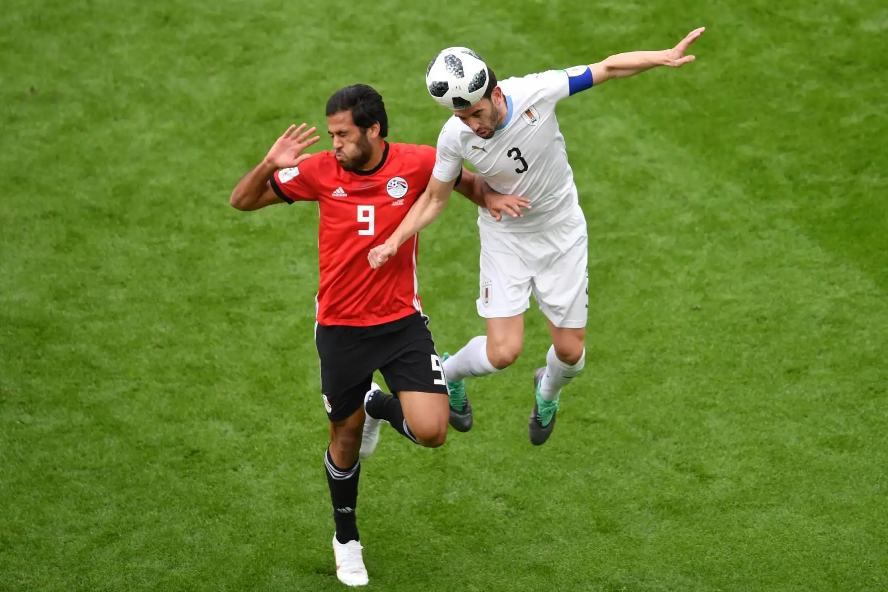 El defensor uruguayo Diego Godin (R) supera al delantero egipcio Marwan Mohsen (L) durante el partido de fútbol del Grupo A de la Copa Mundial Rusia 2018. Foto:AFP