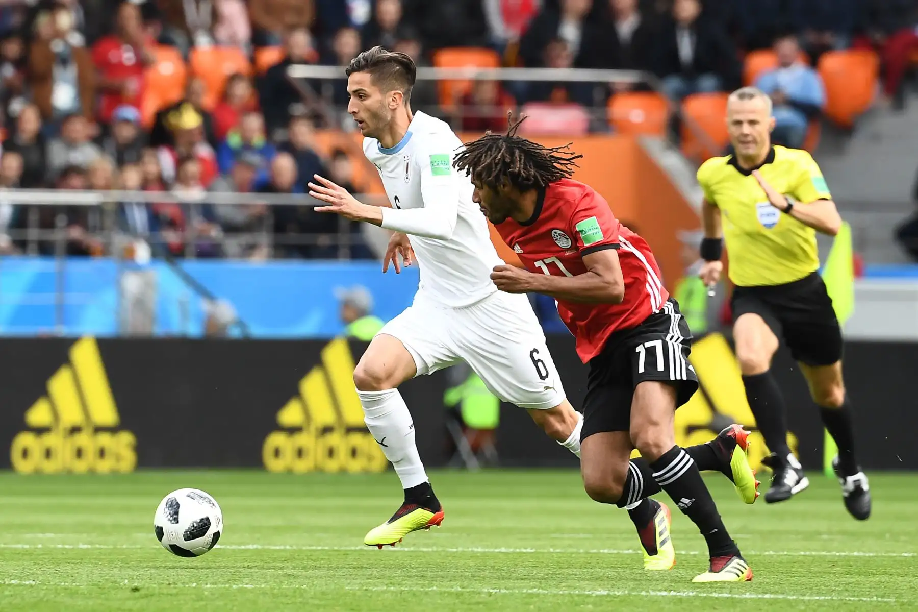El centrocampista uruguayo Rodrigo Bentancur (L) corre con la pelota por delante del centrocampista egipcio Mohamed Elneny (R) durante el partido de fútbol del Grupo A de la Copa Mundial Rusia 2018 entre Egipto y Uruguay en el Ekaterinburg Arena en Ekaterinburg el 15 de junio de 2018. Foto: AFP