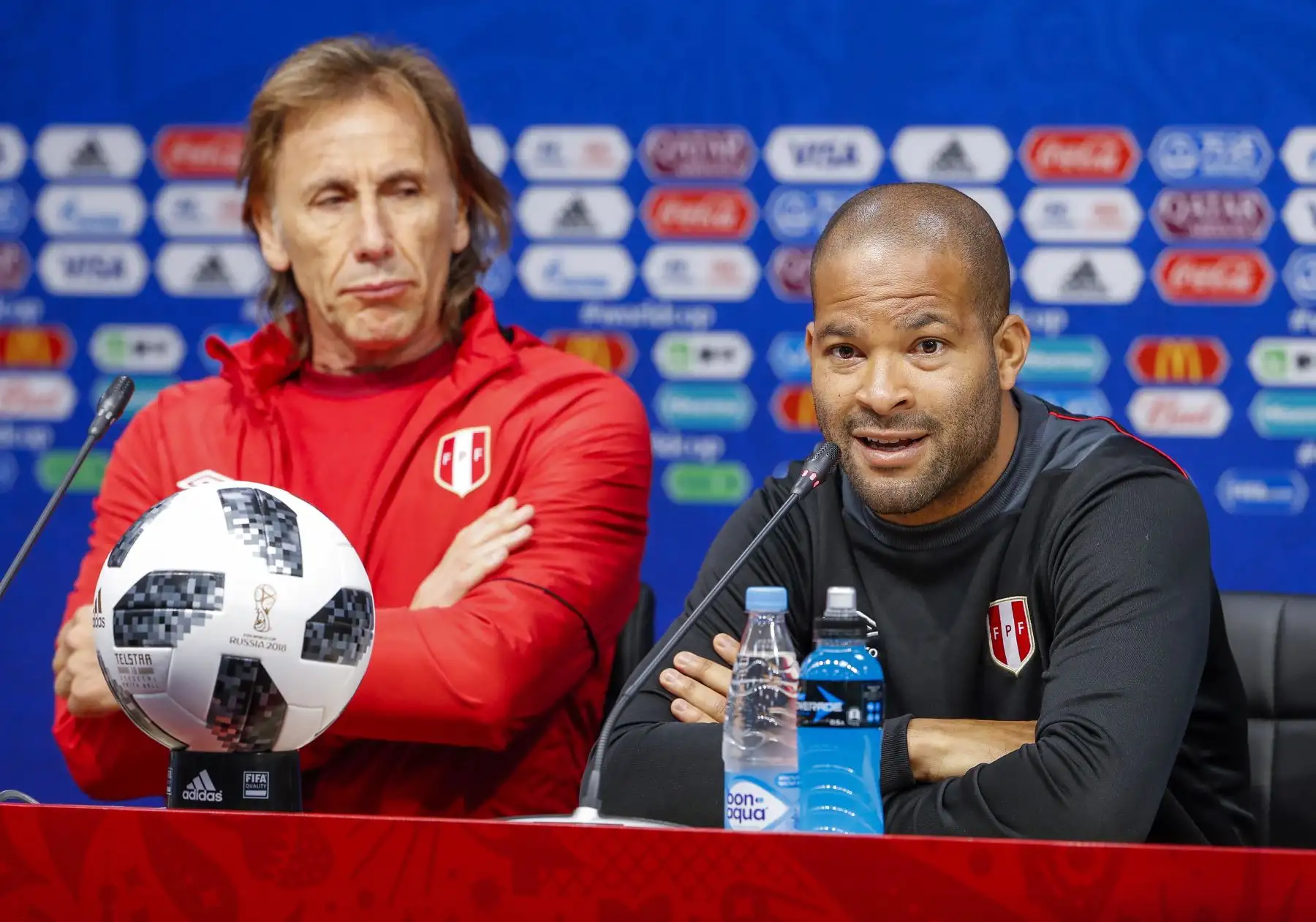 El entrenador peruano Ricardo Gareca (izq.) Habla junto al defensor Alberto Rodríguez en una conferencia de prensa en el Mordovia Arena en Saransk el 15 de junio de 2018, un día antes de su partido de fútbol del Grupo C de la Copa Mundial de Rusia 2018 ante Dinamarca. Foto: EFE