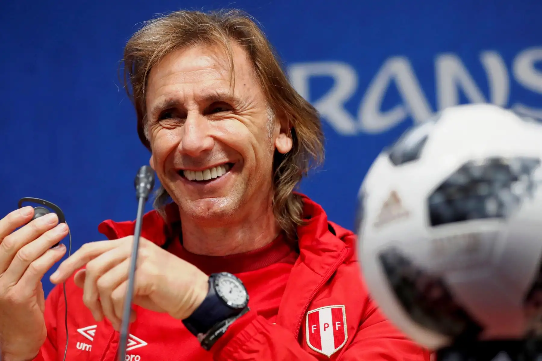 El entrenador peruano Ricardo Gareca habla junto al defensor Alberto Rodríguez en una conferencia de prensa en el Mordovia Arena, en Saransk, el 15 de junio del 2018, un día antes de su partido de fútbol del grupo C de la Copa Mundial de Rusia 2018 ante Dinamarca. Foto: EFE.