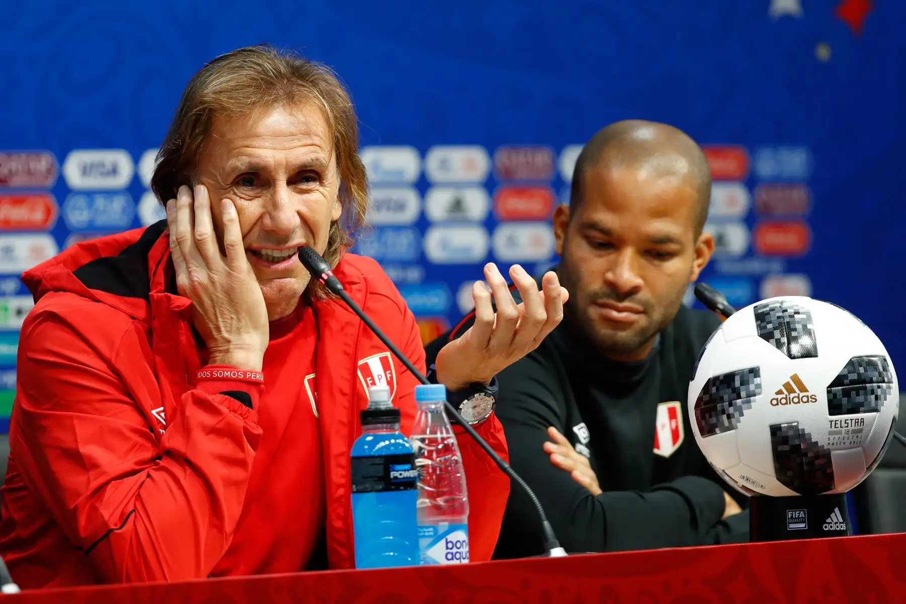 El entrenador peruano Ricardo Gareca (izq.) Habla junto al defensor Alberto Rodríguez en una conferencia de prensa en el Mordovia Arena en Saransk el 15 de junio de 2018, un día antes de su partido de fútbol del Grupo C de la Copa Mundial de Rusia 2018 ante Dinamarca. Foto: EFE