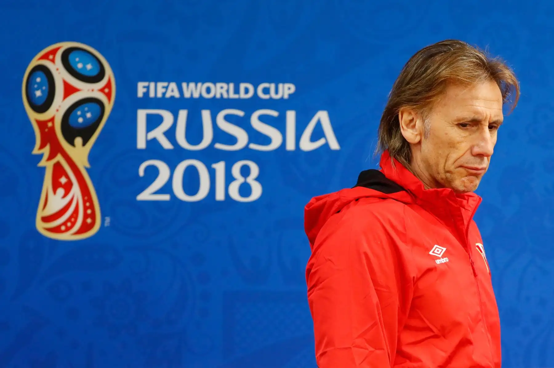 El entrenador peruano Ricardo Gareca (izq.) Habla junto al defensor Alberto Rodríguez en una conferencia de prensa en el Mordovia Arena en Saransk el 15 de junio de 2018, un día antes de su partido de fútbol del Grupo C de la Copa Mundial de Rusia 2018 ante Dinamarca. Foto: EFE