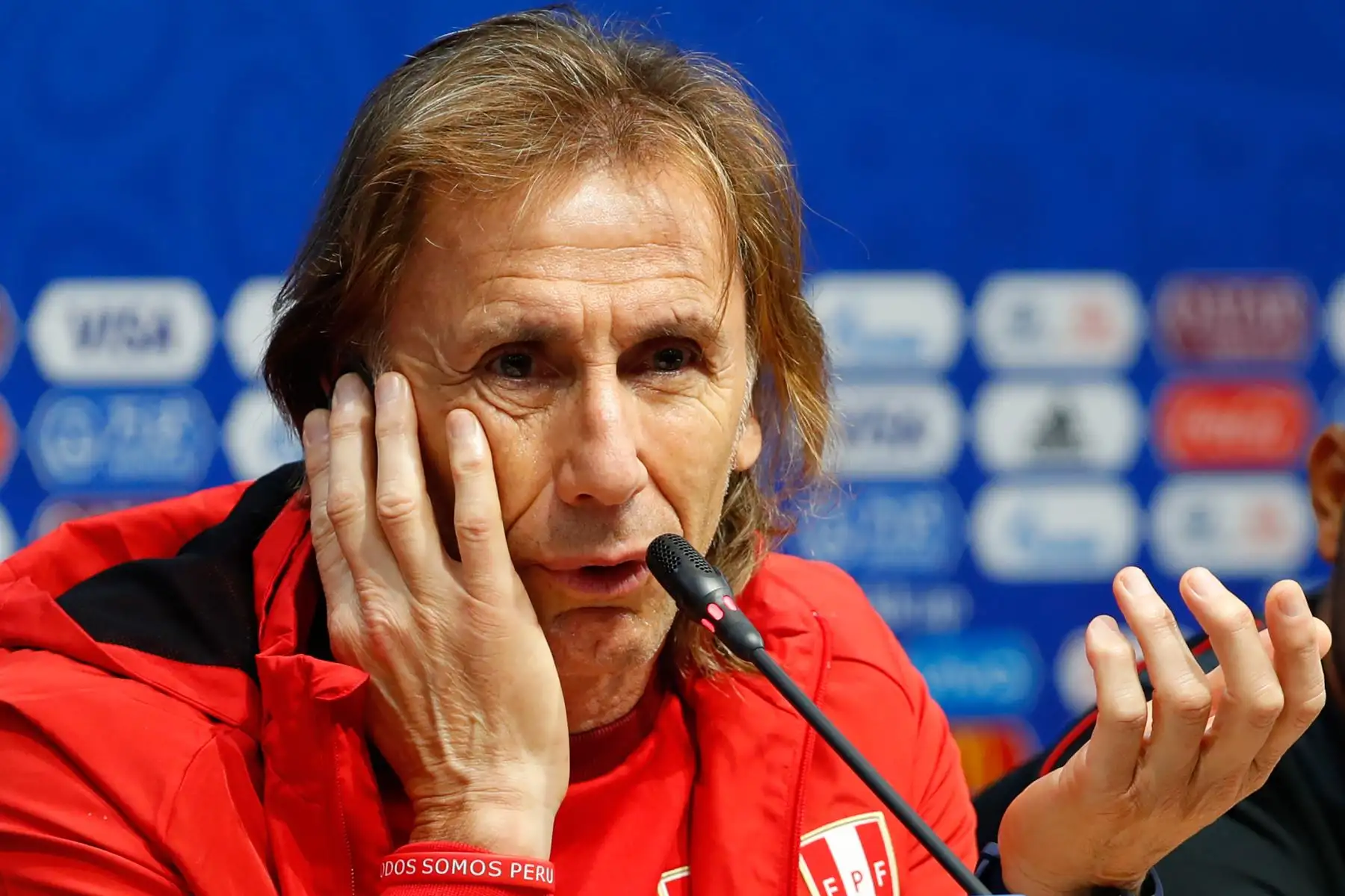 El entrenador peruano Ricardo Gareca (izq.) Habla junto al defensor Alberto Rodríguez en una conferencia de prensa en el Mordovia Arena en Saransk el 15 de junio de 2018, un día antes de su partido de fútbol del Grupo C de la Copa Mundial de Rusia 2018 ante Dinamarca. Foto: EFE