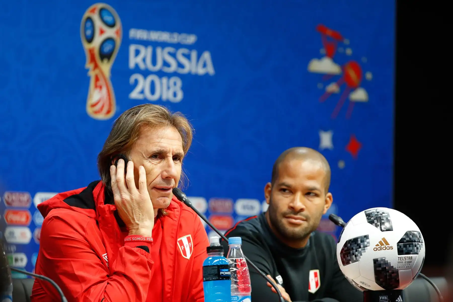 El entrenador peruano Ricardo Gareca (izq.) Habla junto al defensor Alberto Rodríguez en una conferencia de prensa en el Mordovia Arena en Saransk el 15 de junio de 2018, un día antes de su partido de fútbol del Grupo C de la Copa Mundial de Rusia 2018 ante Dinamarca. Foto: EFE