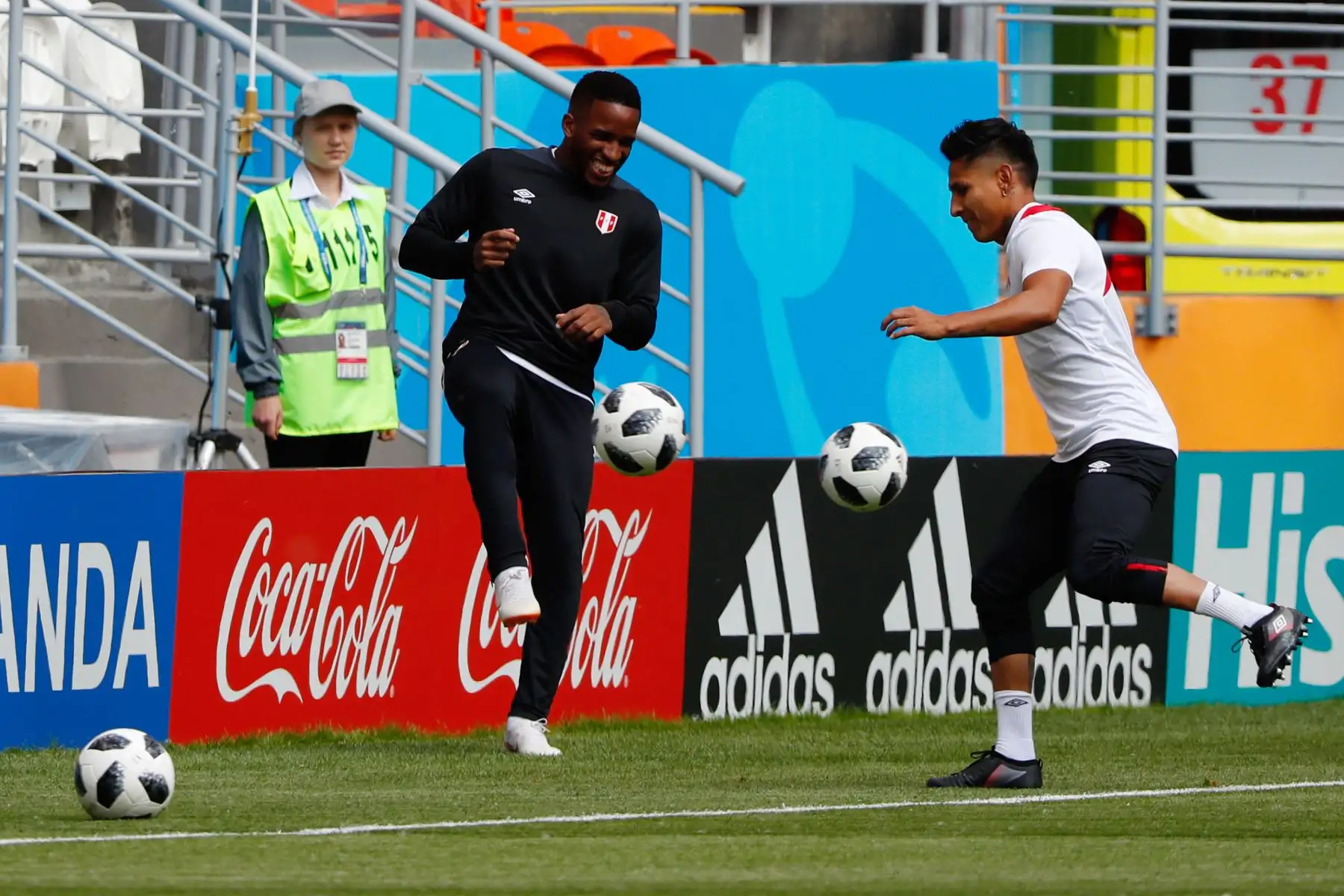 El delantero peruano Jefferson Farfan  y el alero Raúl Ruidiaz participan en una sesión de entrenamiento. AFP