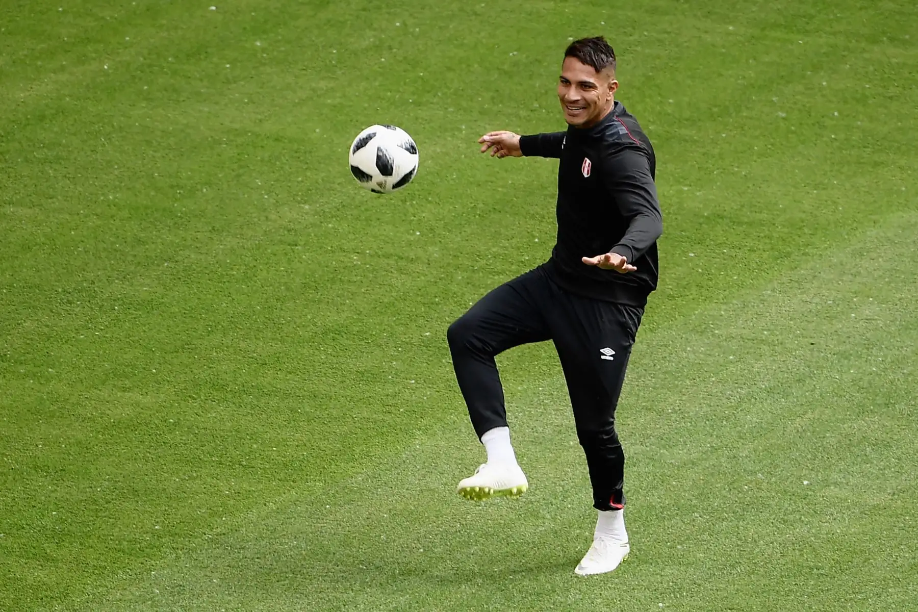 El delantero peruano Paolo Guerrero participa en una sesión de entrenamiento en el Mordovia Arena en Saransk. AFP