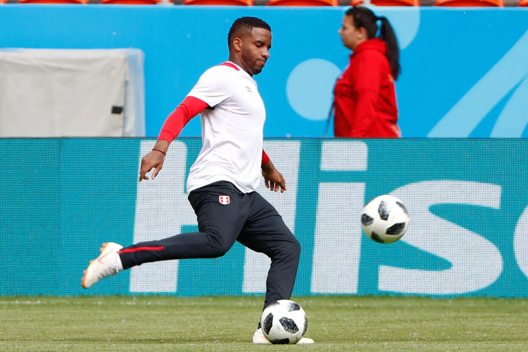 El delantero peruano Jefferson Farfan participa en una sesión de entrenamiento. AFP