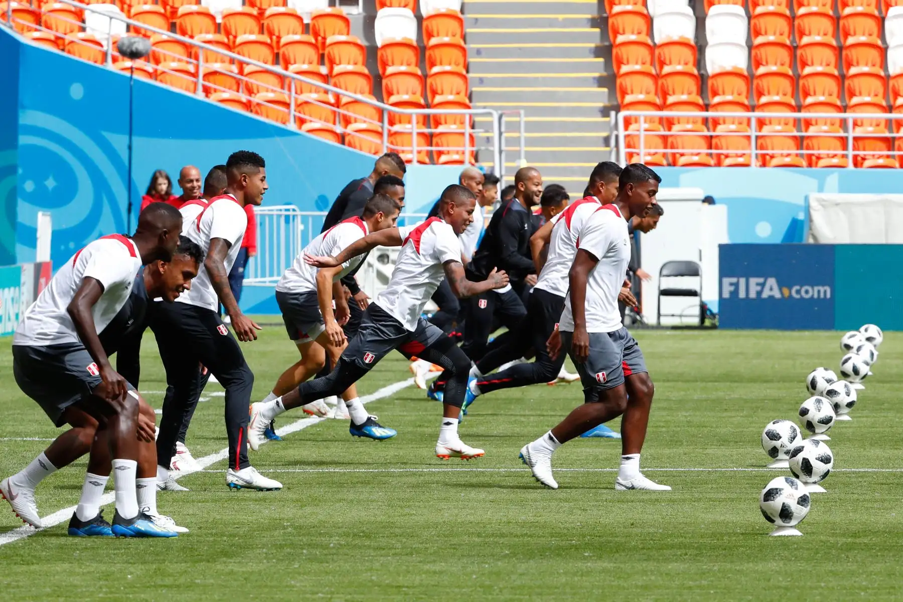 Los jugadores de Perú participan en una sesión de entrenamiento en el Mordovia Arena en Saransk. AFP