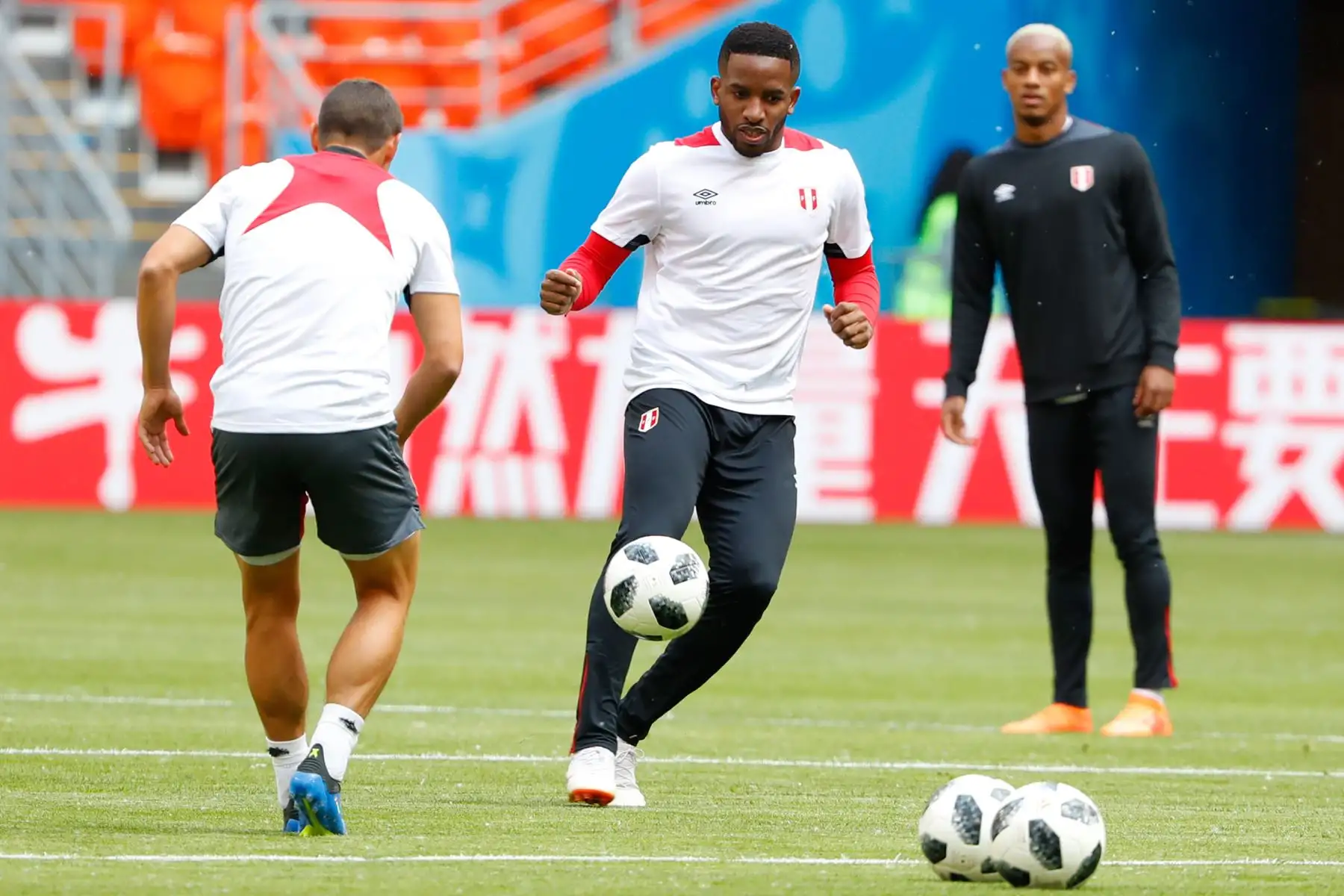 El delantero peruano Jefferson Farfan participa en una sesión de entrenamiento en el Mordovia Arena en Saransk. AFP