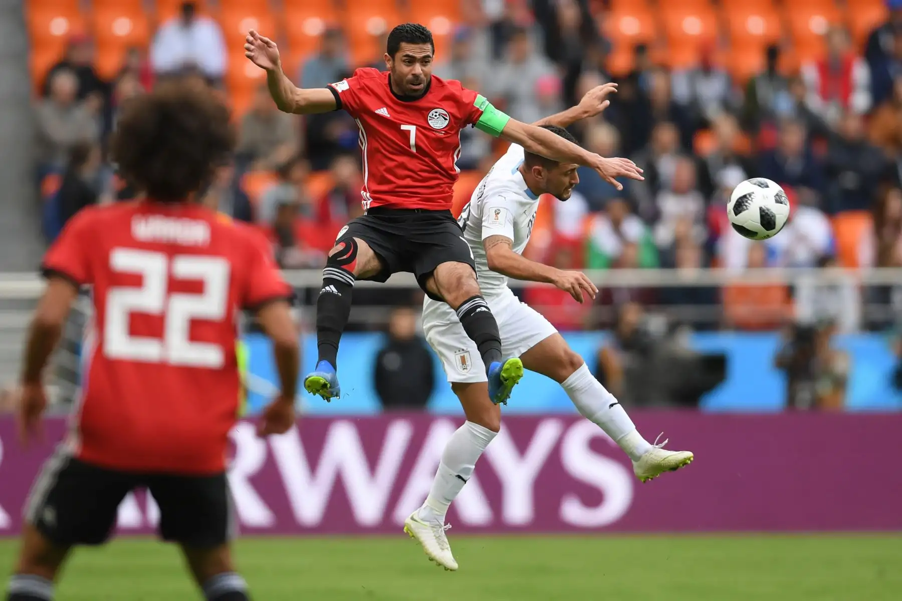 El defensor egipcio Ahmed Fathi (izq.) Se enfrentará al centrocampista uruguayo Giorgian De Arrascaeta (R) durante el partido de fútbol del Grupo A de la Copa Mundial Rusia 2018 entre Egipto y Uruguay en el Ekaterinburg Arena en Ekaterinburg el 15 de junio de 2018. Foto: AFP