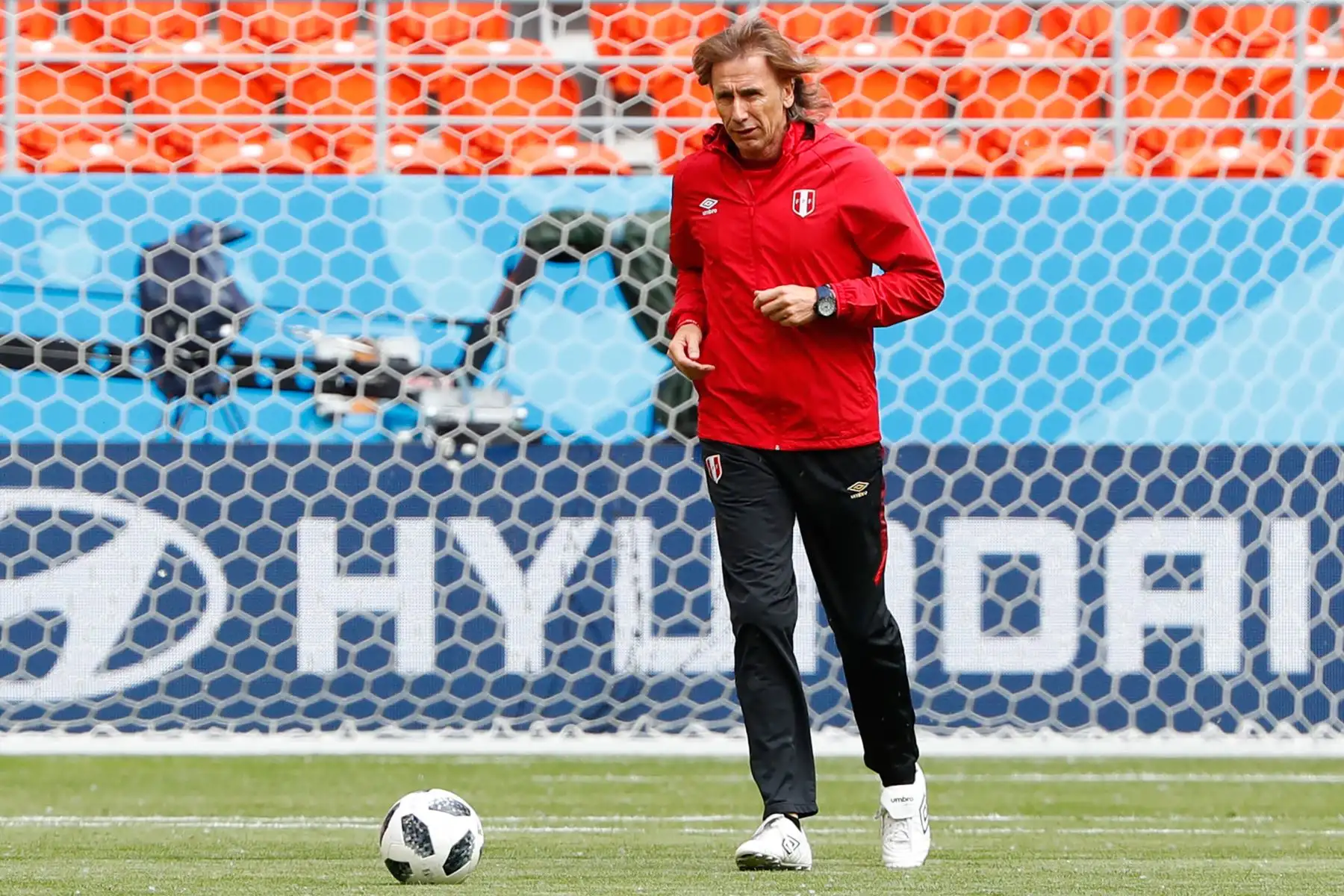 El entrenador de Perú, Ricardo Gareca, participa en una sesión de entrenamiento. AFP
