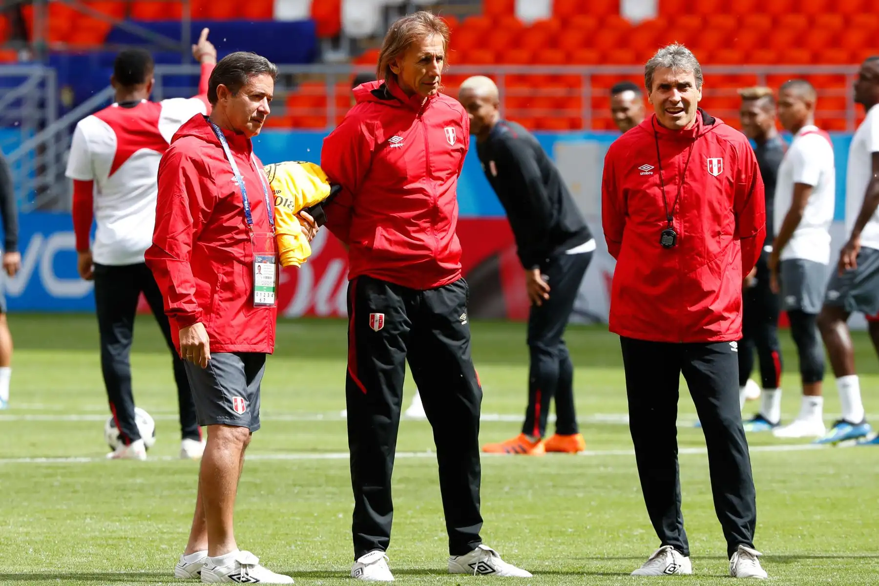 El entrenador peruano Ricardo Gareca  asiste a una sesión de entrenamiento en el Mordovia Arena en Saransk. AFP