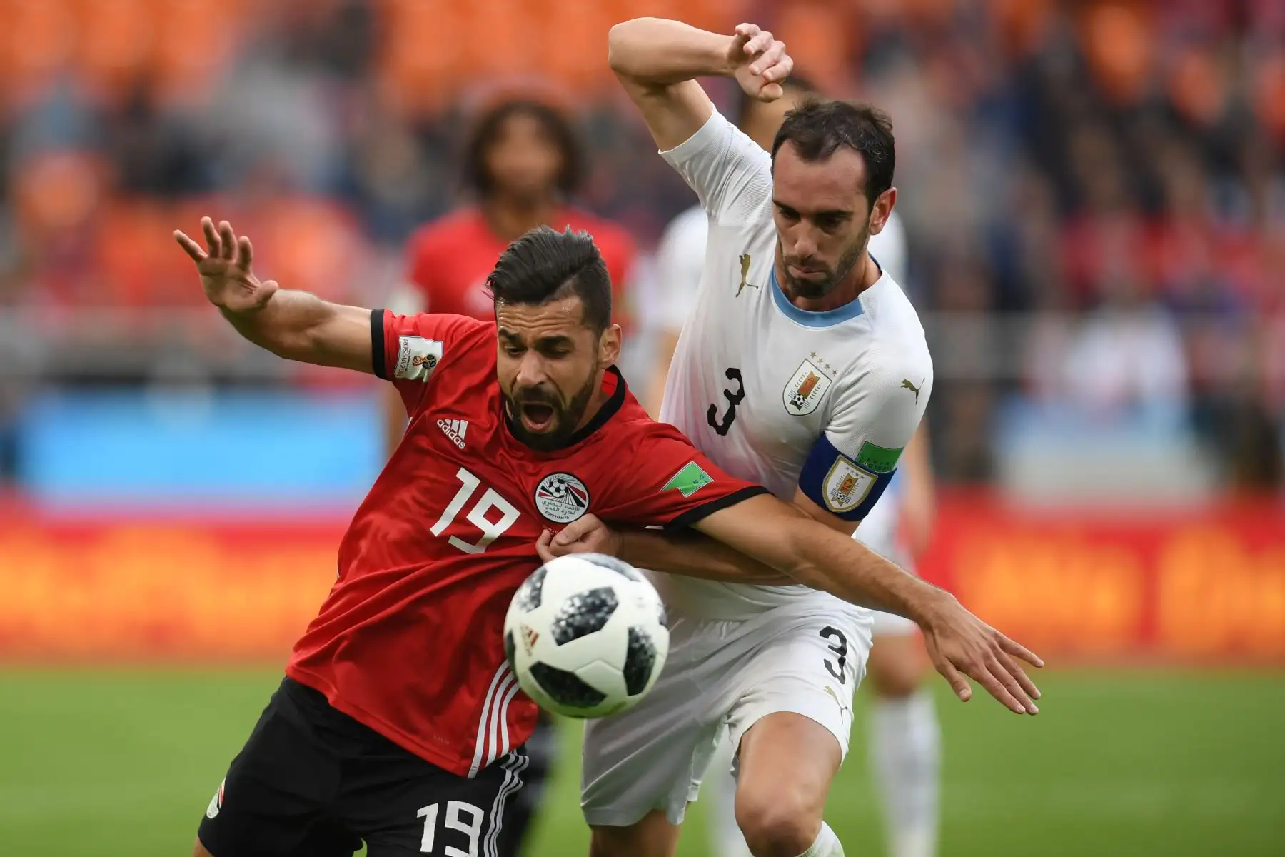 El delantero de Egipto Marwan Mohsen (L) se enreda con el defensor uruguayo Diego Godin (R) durante el partido de fútbol del Grupo A de la Copa Mundial Rusia 2018 entre Egipto y Uruguay en el Ekaterinburg Arena en Ekaterinburg el 15 de junio de 2018.Foto: AFP