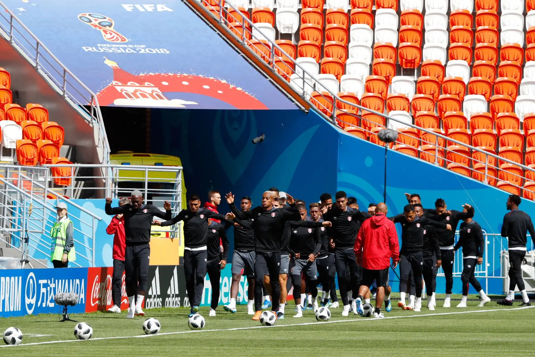 Los jugadores de Perú participan en una sesión de entrenamiento en el Mordovia Arena en Saransk. AFP