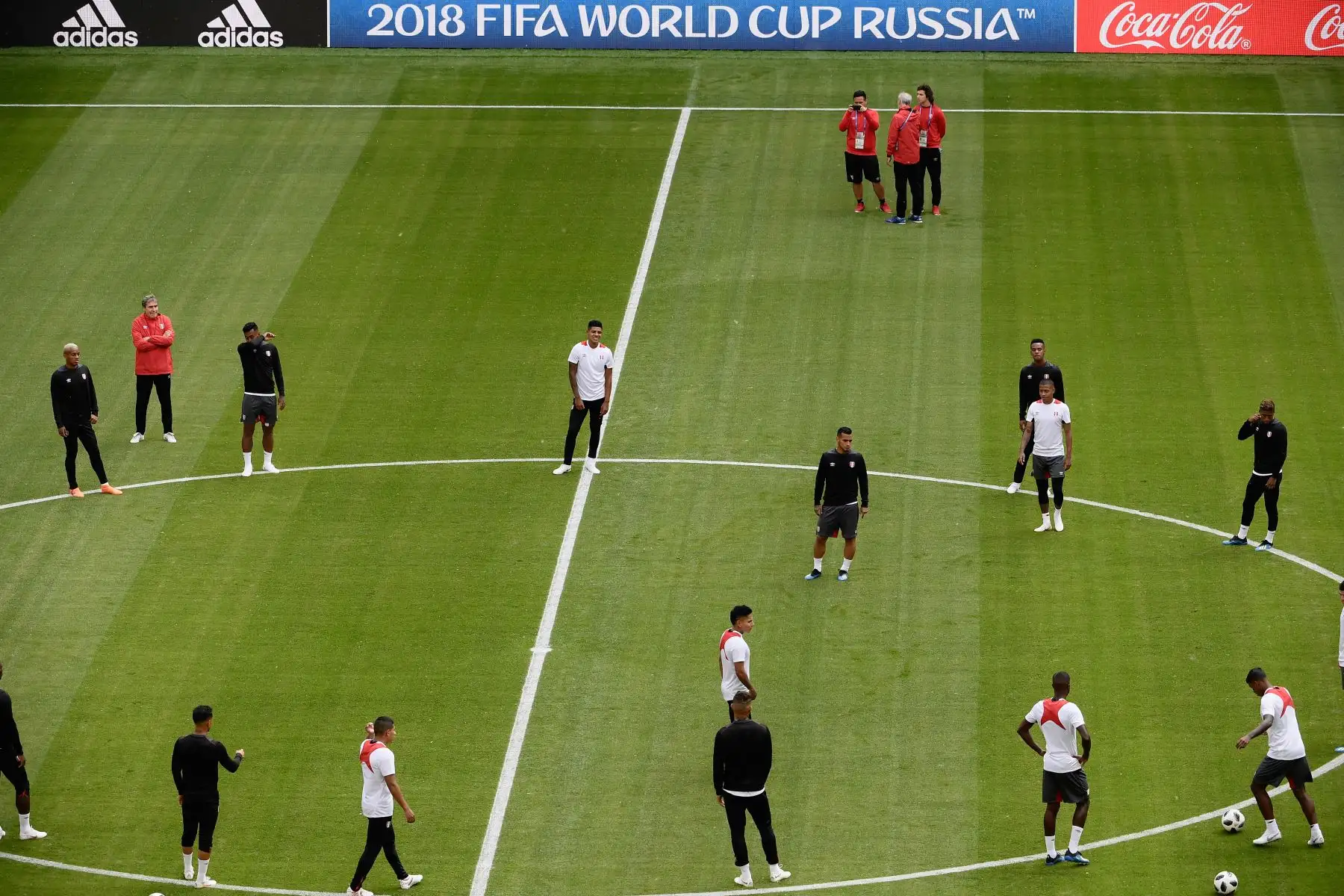 Los jugadores de Perú participan en una sesión de entrenamiento en el Mordovia Arena en Saransk. AFP