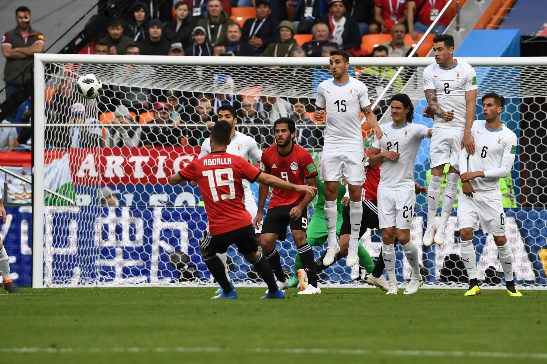 El centrocampista egipcio Abdallah Said (C) recibe un tiro libre durante el partido de fútbol del Grupo A de la Copa Mundial Rusia 2018 entre Egipto y Uruguay en el Ekaterinburg Arena en Ekaterinburg el 15 de junio de 2018. Foto: AFP