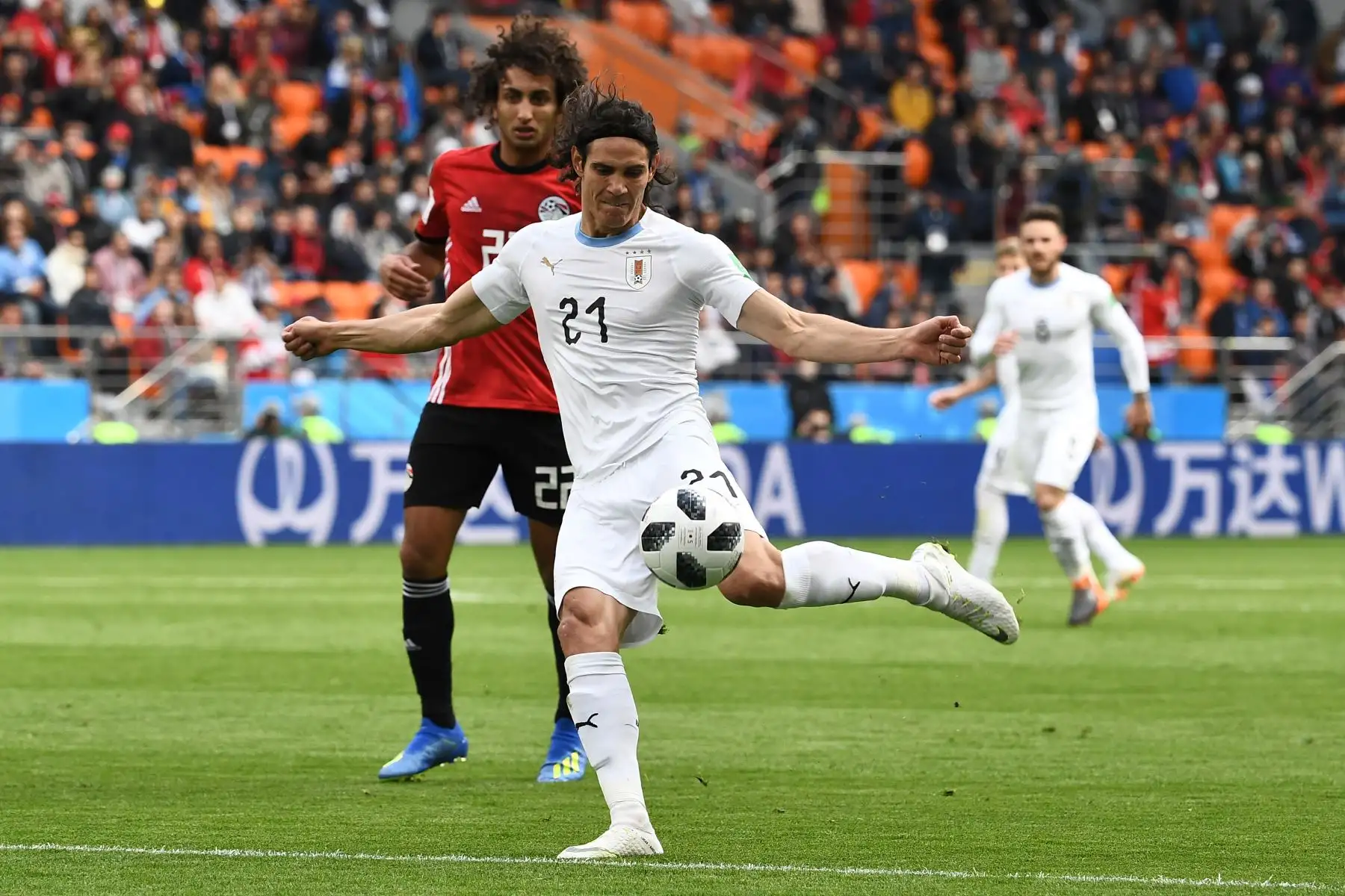 El delantero uruguayo Edinson Cavani (C) juega el balón bajo la presión del centrocampista egipcio Amr Warda (L) durante el partido de fútbol del Grupo A de la Copa Mundial Rusia 2018 entre Egipto y Uruguay en el Ekaterinburg Arena en Ekaterinburg el 15 de junio de 2018.Foto: AFP