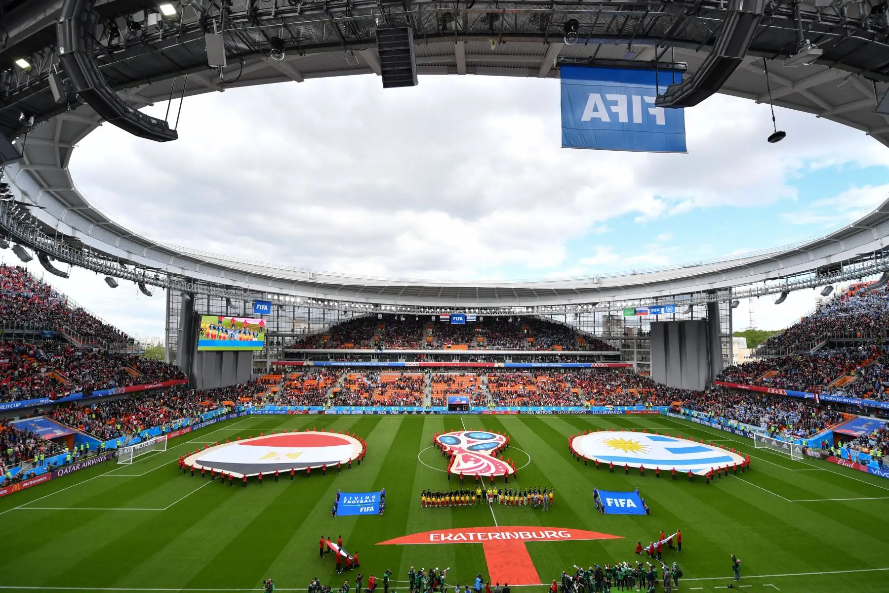 Una vista general muestra el estadio con los equipos alineados para los himnos nacionales antes del inicio del partido de fútbol del Grupo A de la Copa Mundial Rusia 2018 entre Egipto y Uruguay en el Ekaterinburg Arena en Ekaterinburg el 15 de junio de 2018.Foto: AFP