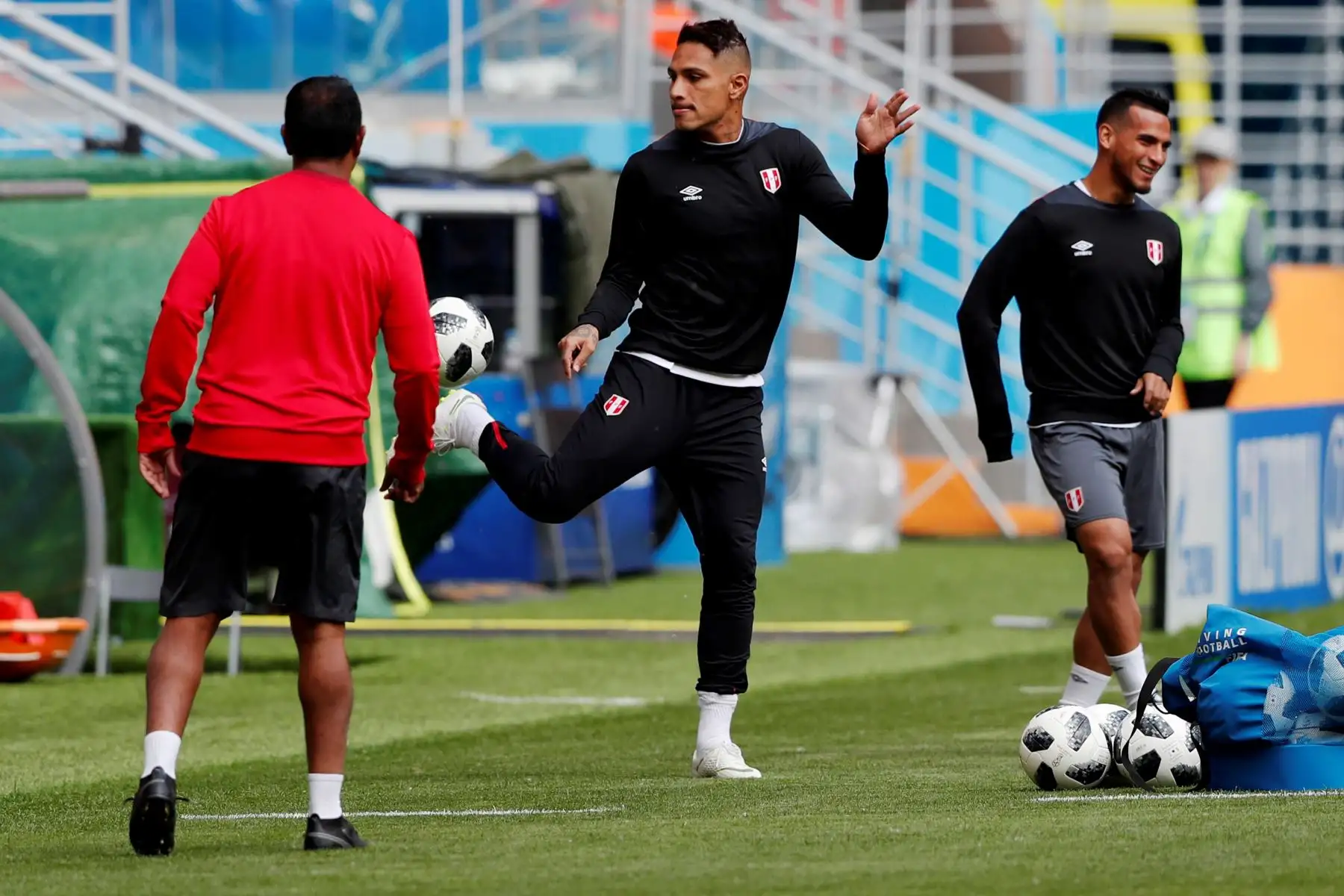 El delantero de la selecciÛn de Per˙, Paolo Guerrero (c), durante el entrenamiento de esta maÒana en el campo del Mordovia Arena en la ciudad de Saransk, previo a su debut contra Dinamarca. correspondiente a la Copa del Mundo de Rusia 201. Foto: EFE
