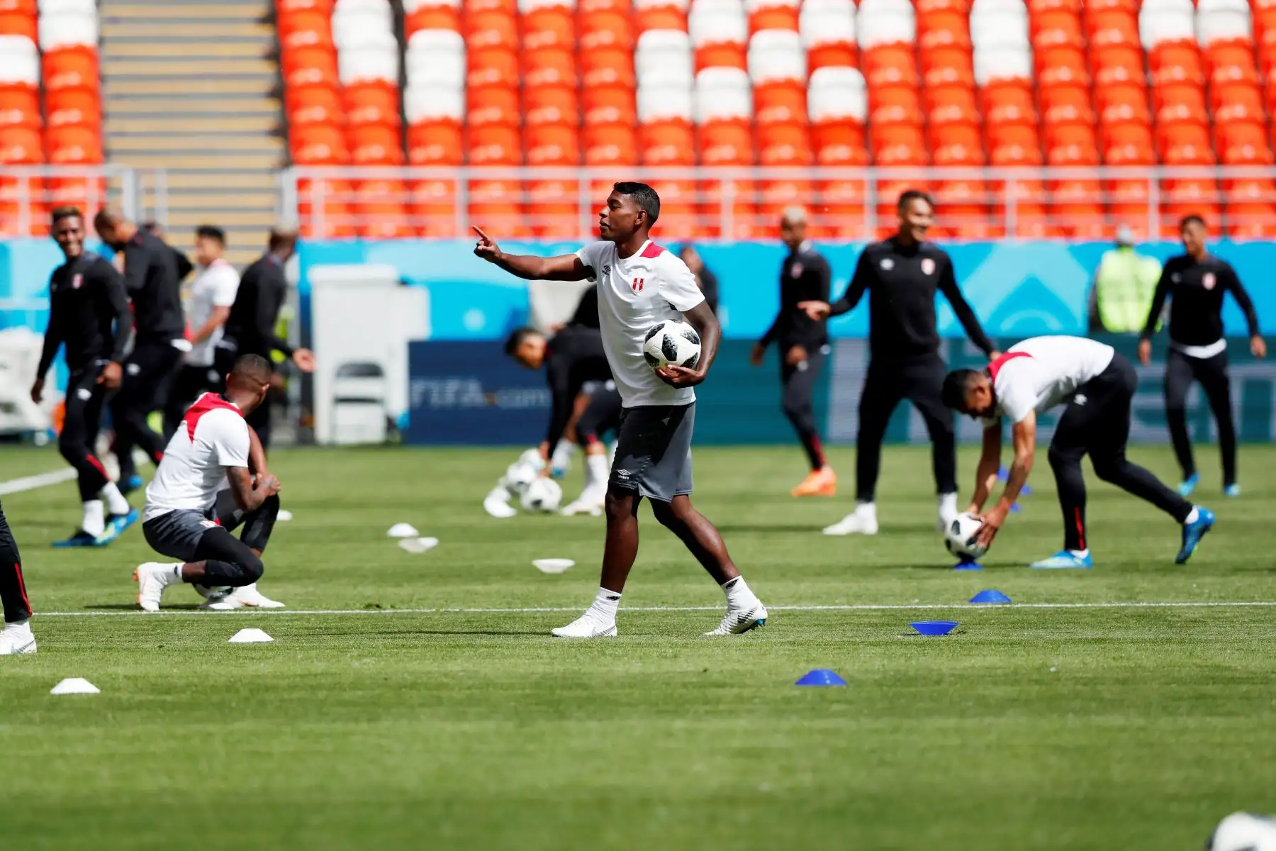 El delantero de la selección peruana, Andy Polo (c), durante el entrenamiento de esta mañana en el campo del Mordovia Arena en la ciudad de Saransk, previo a su debut contra Dinamarca. correspondiente a la Copa del Mundo de Rusia 2018.Foto: EFE