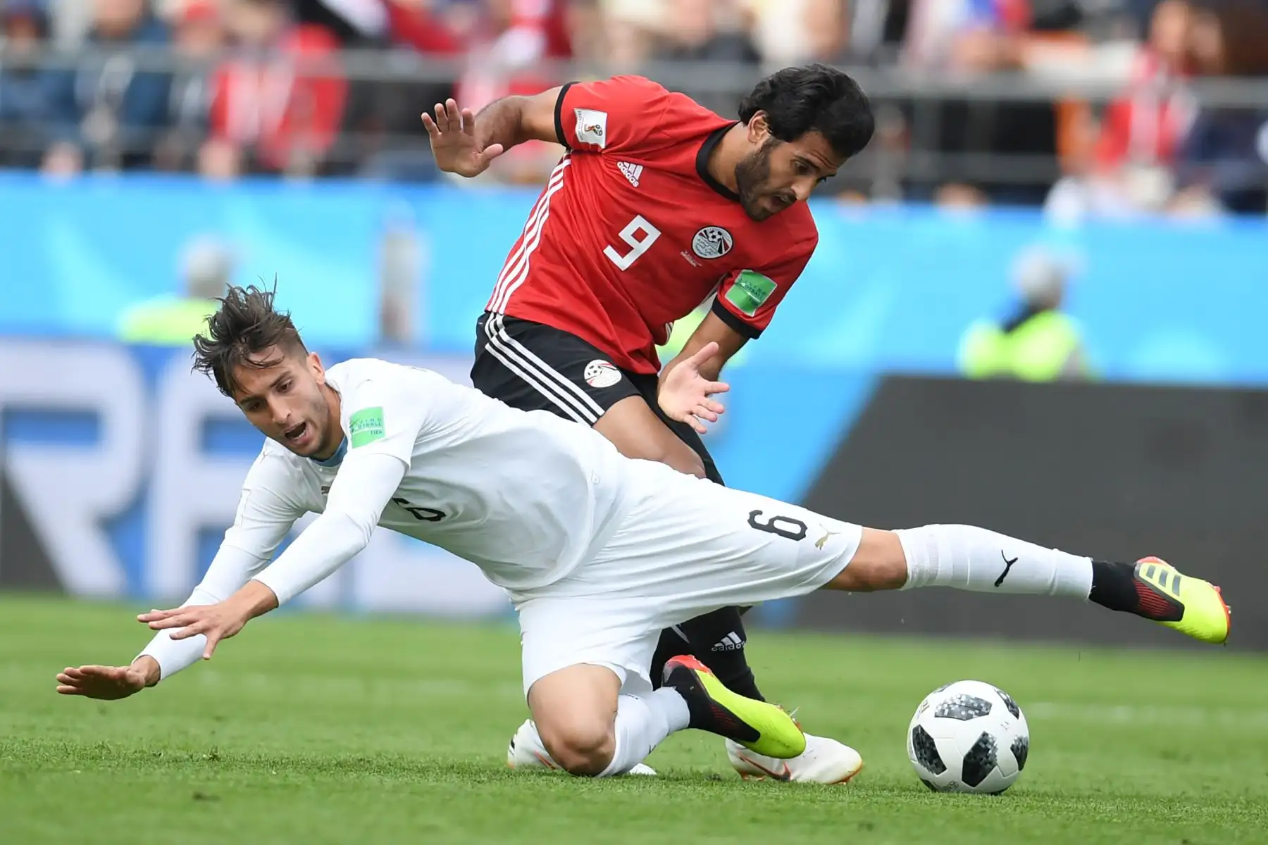 El delantero de Egipto Marwan Mohsen (R) compite con el centrocampista uruguayo Rodrigo Bentancur (L) durante el partido de fútbol del Grupo A de la Copa Mundial Rusia 2018 entre Egipto y Uruguay en el Ekaterinburg Arena en Ekaterinburg el 15 de junio de 2018.Foto: AFP