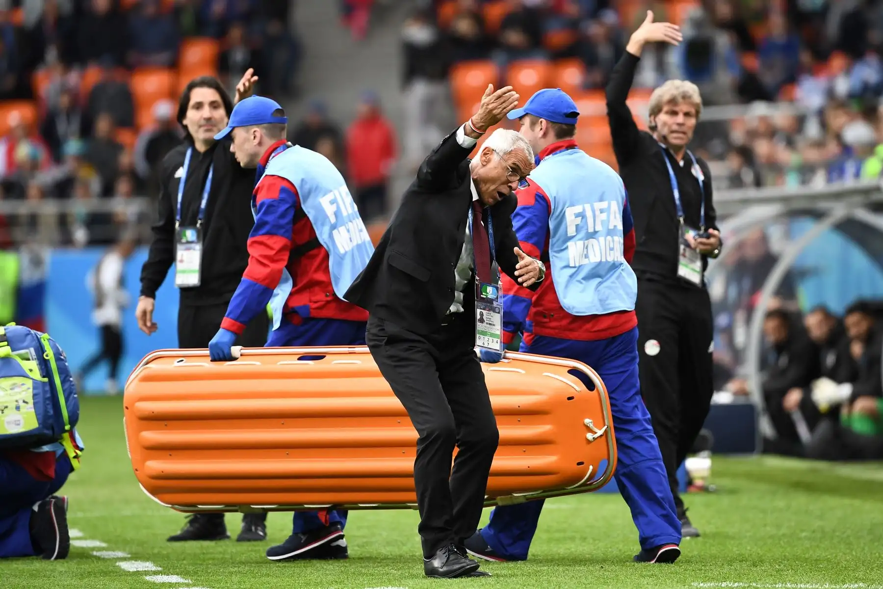El entrenador de Egipto, Héctor Raúl Cuper (C) reacciona en la línea de banda cuando el centrocampista egipcio Tarek Hamed se lesiona durante el partido de fútbol del Grupo A de la Copa Mundial Rusia 2018 entre Egipto y Uruguay en el Ekaterinburg Arena en Ekaterinburgo el 15 de junio de 2018. Foto: AFP