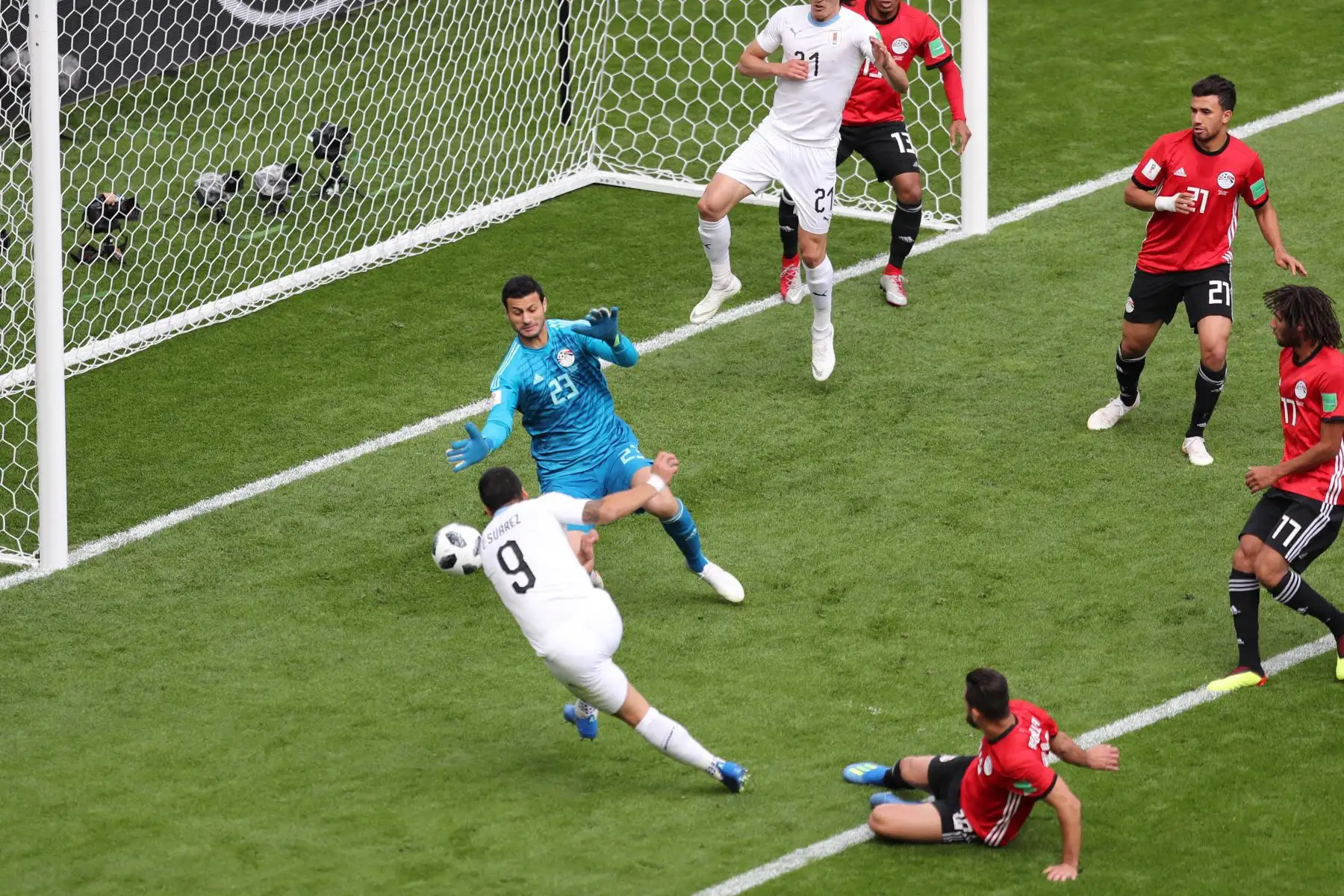 Luis Suárez (izq.) De Uruguay dispara al arquero de Egipto Mohamed Elshenawy durante el partido de la Copa Mundial de la FIFA 2018.Foto: EFE