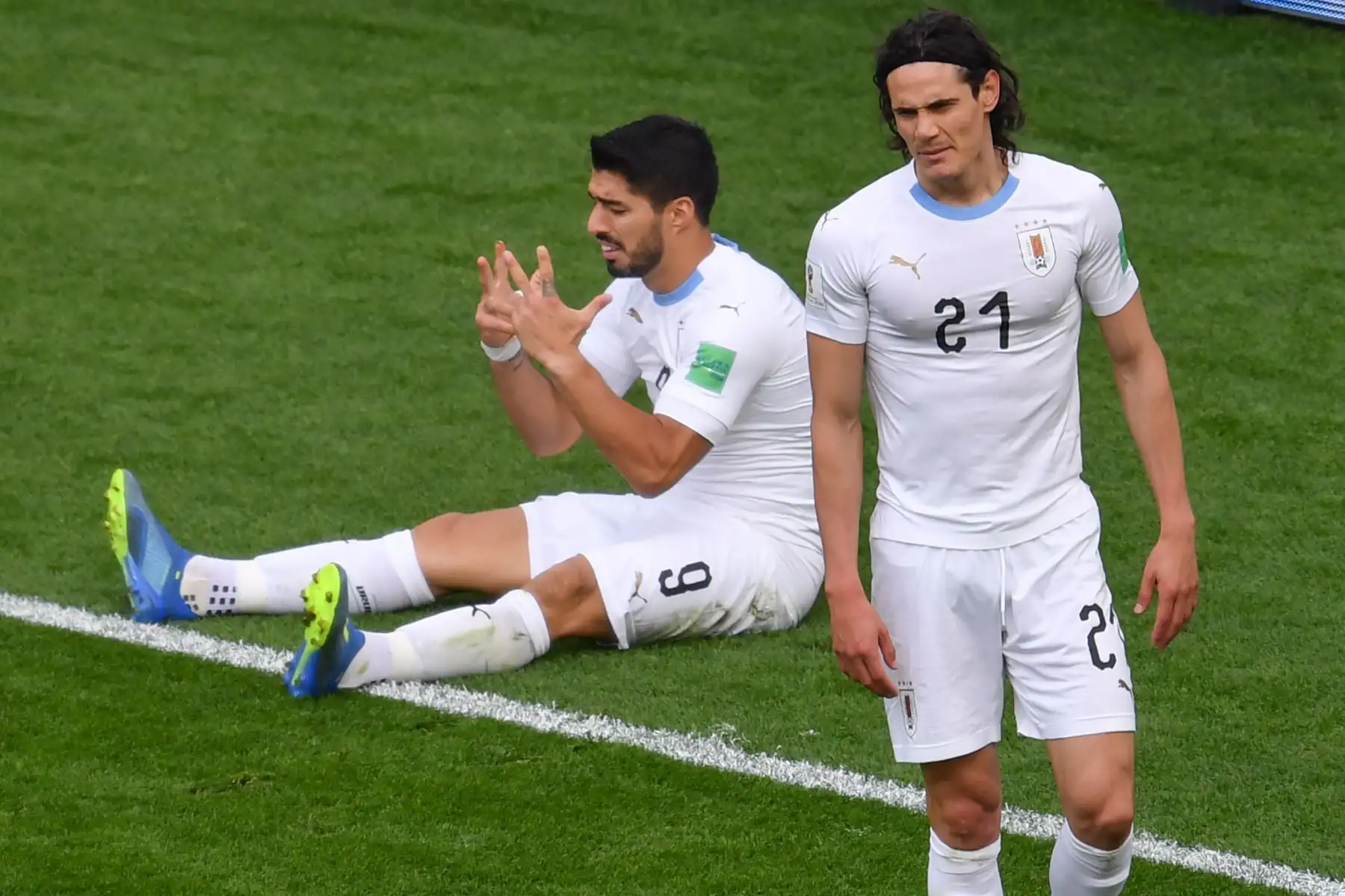 El delantero uruguayo Luis Suárez (L) y el delantero uruguayo Edinson Cavani (R) reaccionaron después de que el delantero uruguayo Luis Suárez erró una oportunidad durante el partido de fútbol del Grupo A de la Copa Mundial Rusia 2018. Foto: AFP