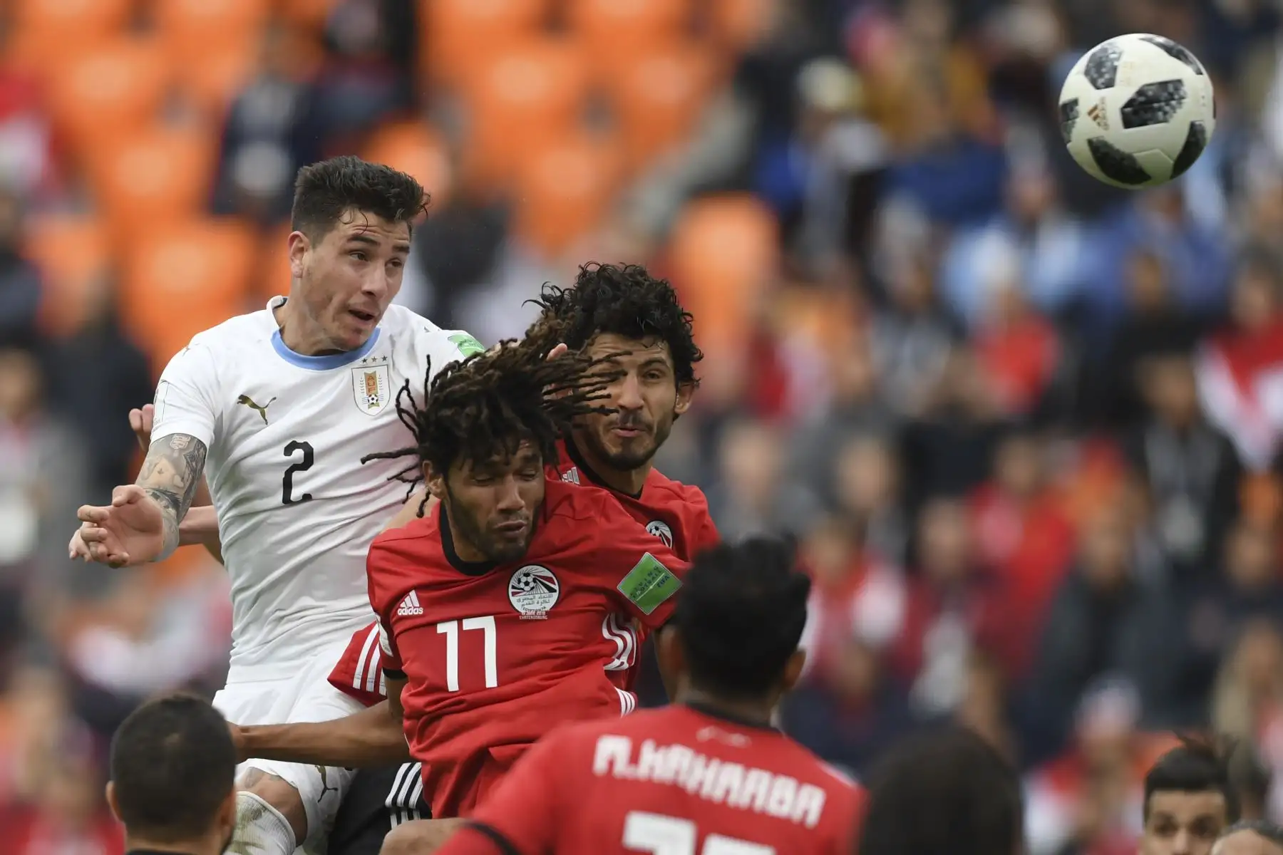 El defensa uruguayo José Giménez (L) se eleva por encima de la defensa egipcia para encabezar el balón y marcar el gol de apertura durante el partido de fútbol del Grupo A de la Copa Mundial Rusia 2018. Foto: AFP