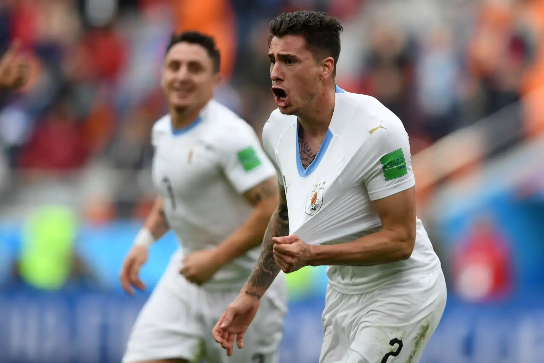 El defensa uruguayo José Giménez (L) se eleva por encima de la defensa egipcia para encabezar el balón y marcar el gol de apertura durante el partido de fútbol del Grupo A de la Copa Mundial Rusia 2018. Foto: AFP