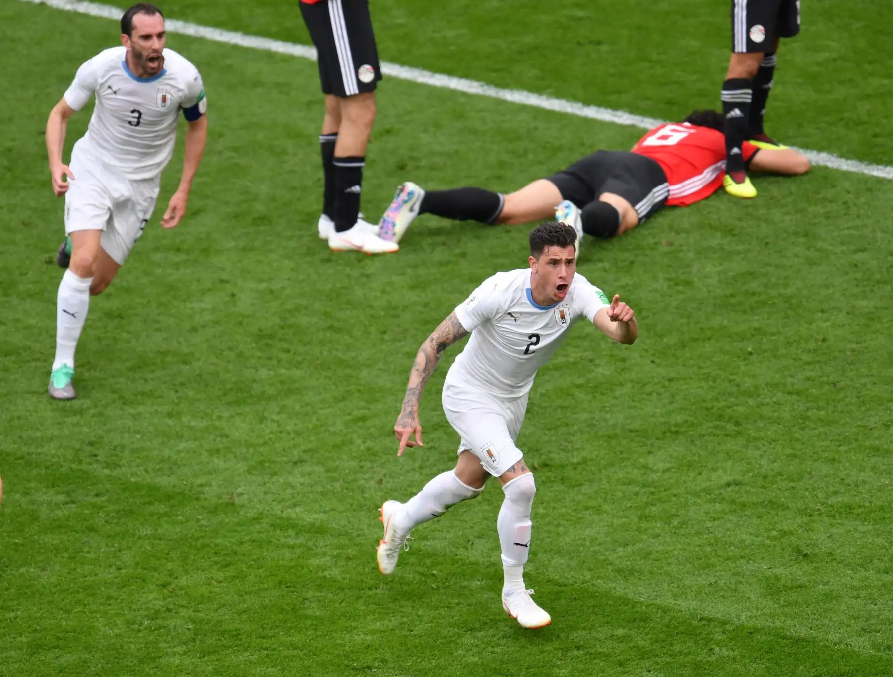 El defensa uruguayo José Giménez (L) se eleva por encima de la defensa egipcia para encabezar el balón y marcar el gol de apertura durante el partido de fútbol del Grupo A de la Copa Mundial Rusia 2018. Foto: AFP