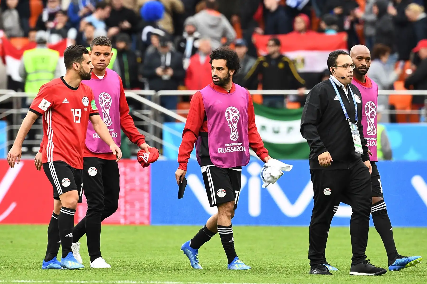 El delantero egipcio Mohamed Salah (C) habla con el mediocampista egipcio Abdallah Said (L) en el terreno de juego tras el pitido final del partido de fútbol del Grupo A de la Copa Rusia 2018 entre Egipto y Uruguay en el Ekaterinburg Arena en Ekaterinburg el 15 de junio de 2018.  Foto: AFP