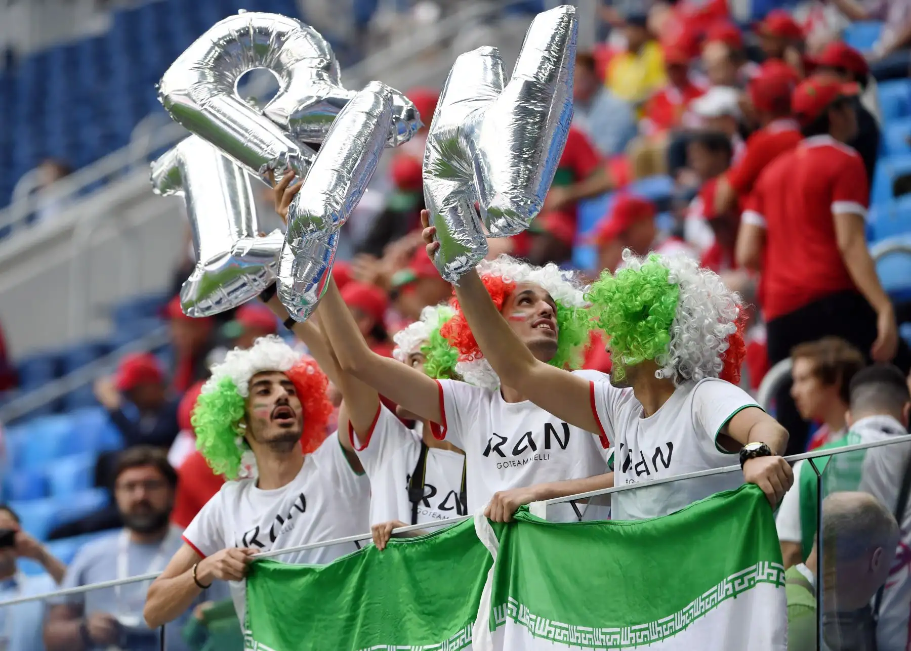 Aficionados de Irán aplauden antes del comienzo del partido de fútbol del Grupo B entre Marruecos e Irán en el estadio de San Petersburgo. AFP