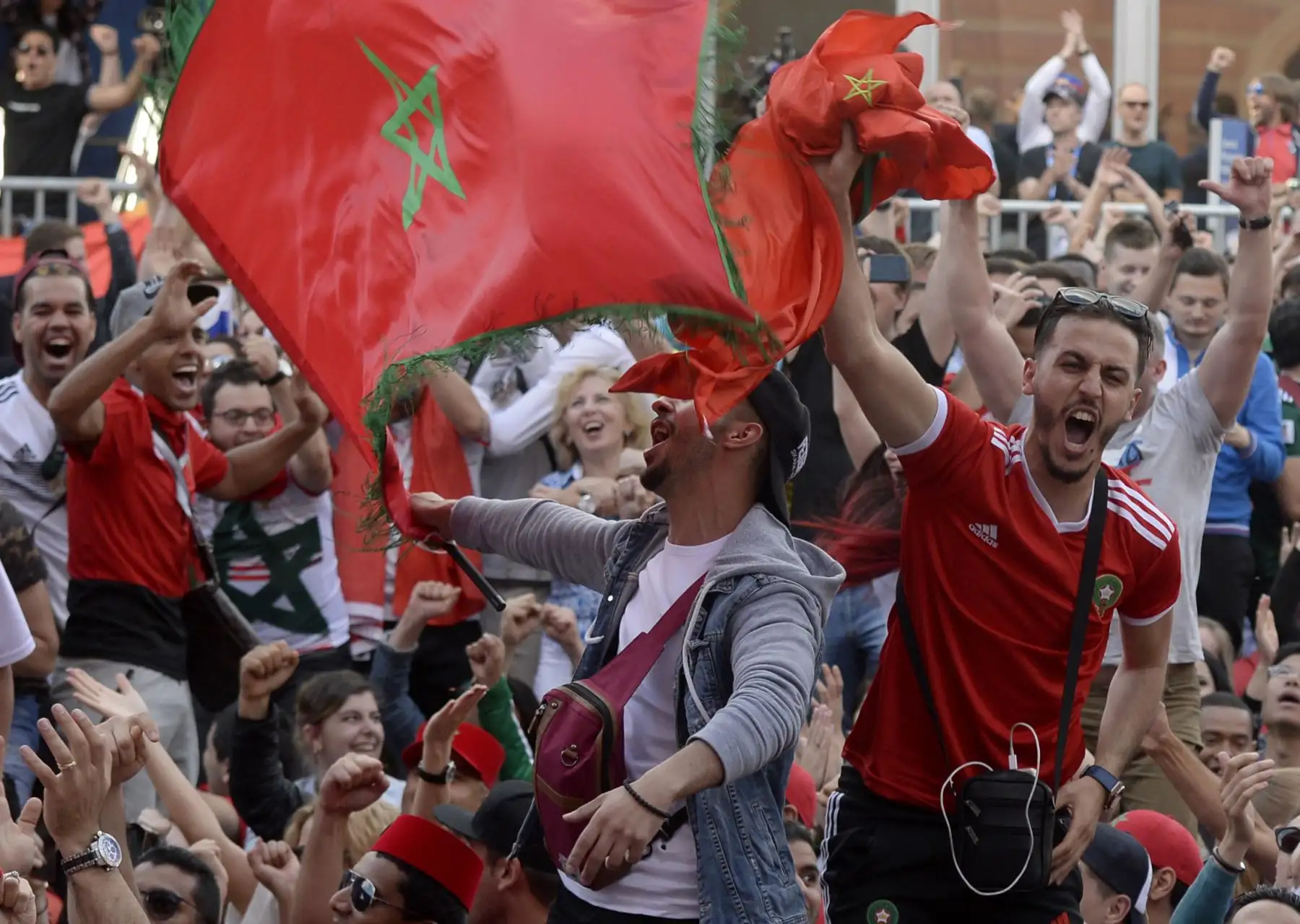 Fanáticos del fútbol de Marruecos siguen el juego entre Marruecos e Iran en la  Fifa Fans Fest de San Petersburgo. AFP