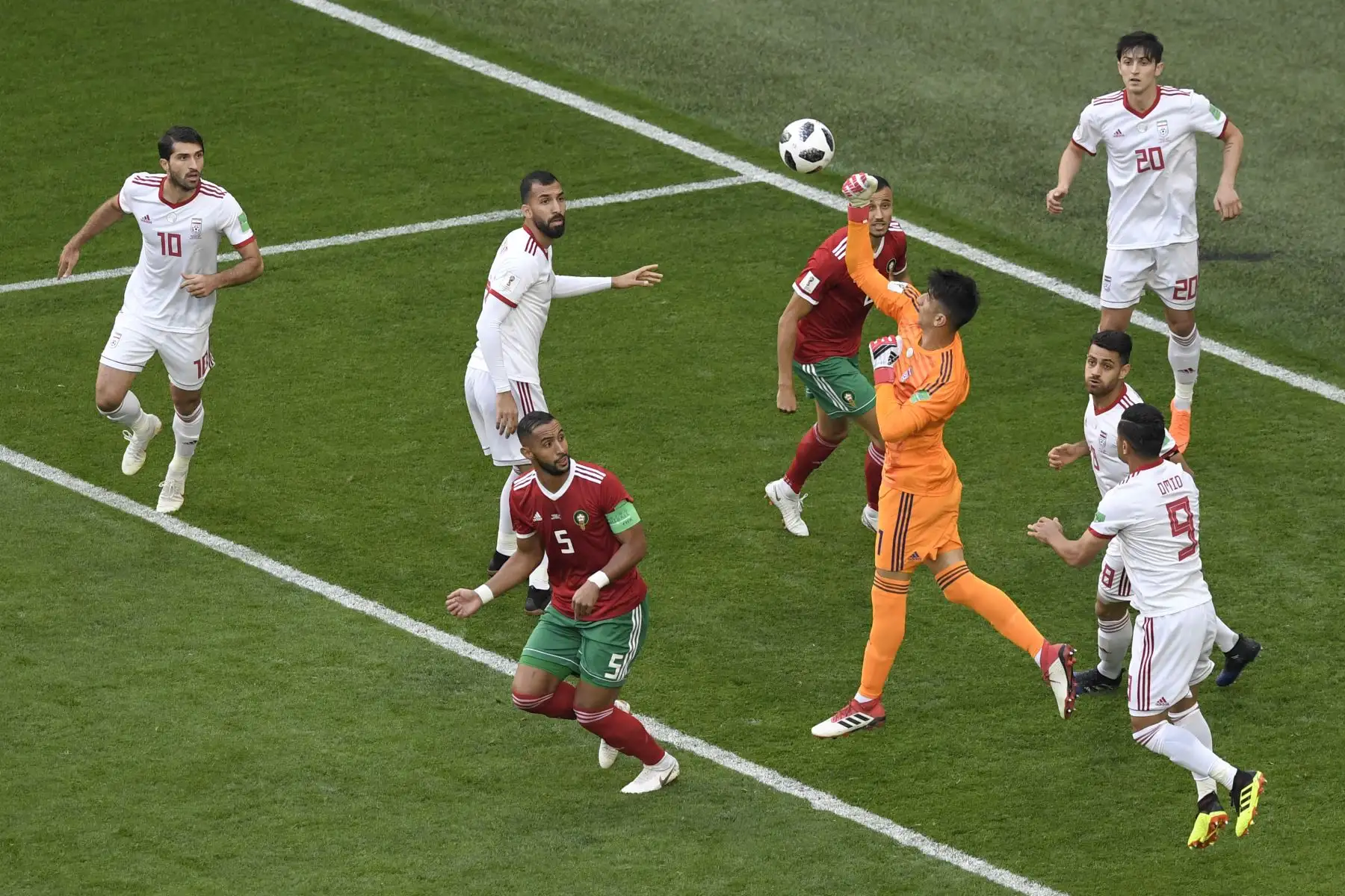 El portero iraní Alireza Beiranvand (C) desvía el balón durante el partido de fútbol del Grupo B de la Copa Mundial Rusia 2018 entre Marruecos e Irán en el estadio de San Petersburgo. AFP