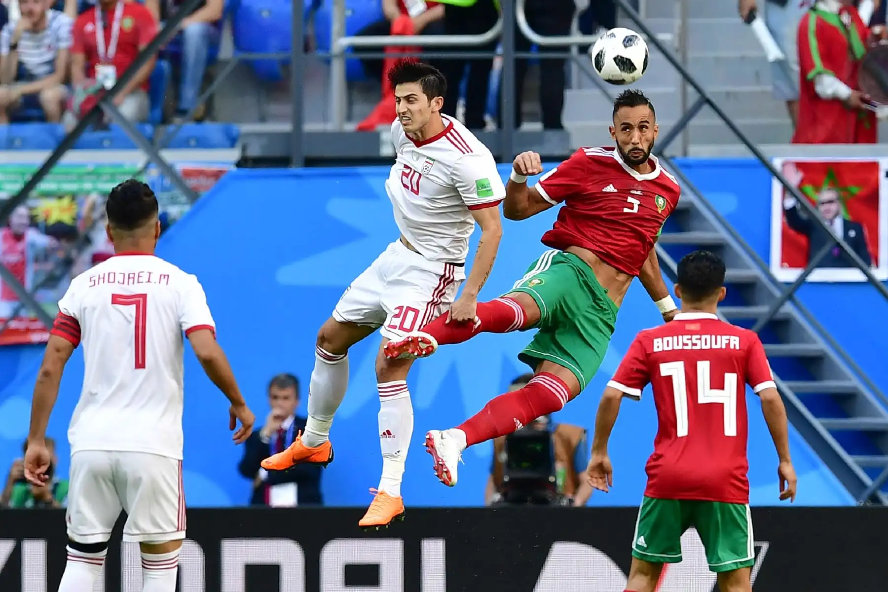 La defensa iraní Milad Mohammadi (izq.) Salta por el balón con el defensor marroquí Mehdi Benatia durante el partido de fútbol de la Copa del Mundo Rusia 2018 Grupo B entre Marruecos e Irán en el estadio de San Petersburgo. AFP
