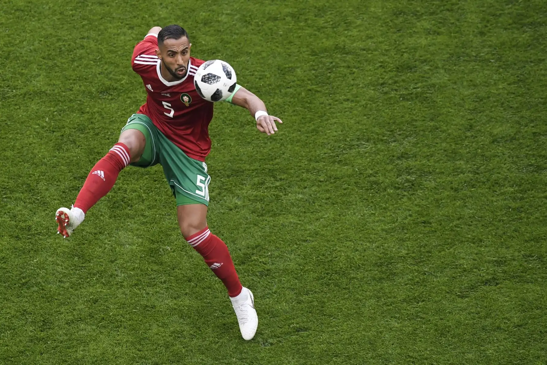 El defensor de Marruecos Mehdi Benatia controla el balón durante el partido de fútbol del Grupo B de la Copa Mundial Rusia 2018 entre Marruecos e Irán. AFP