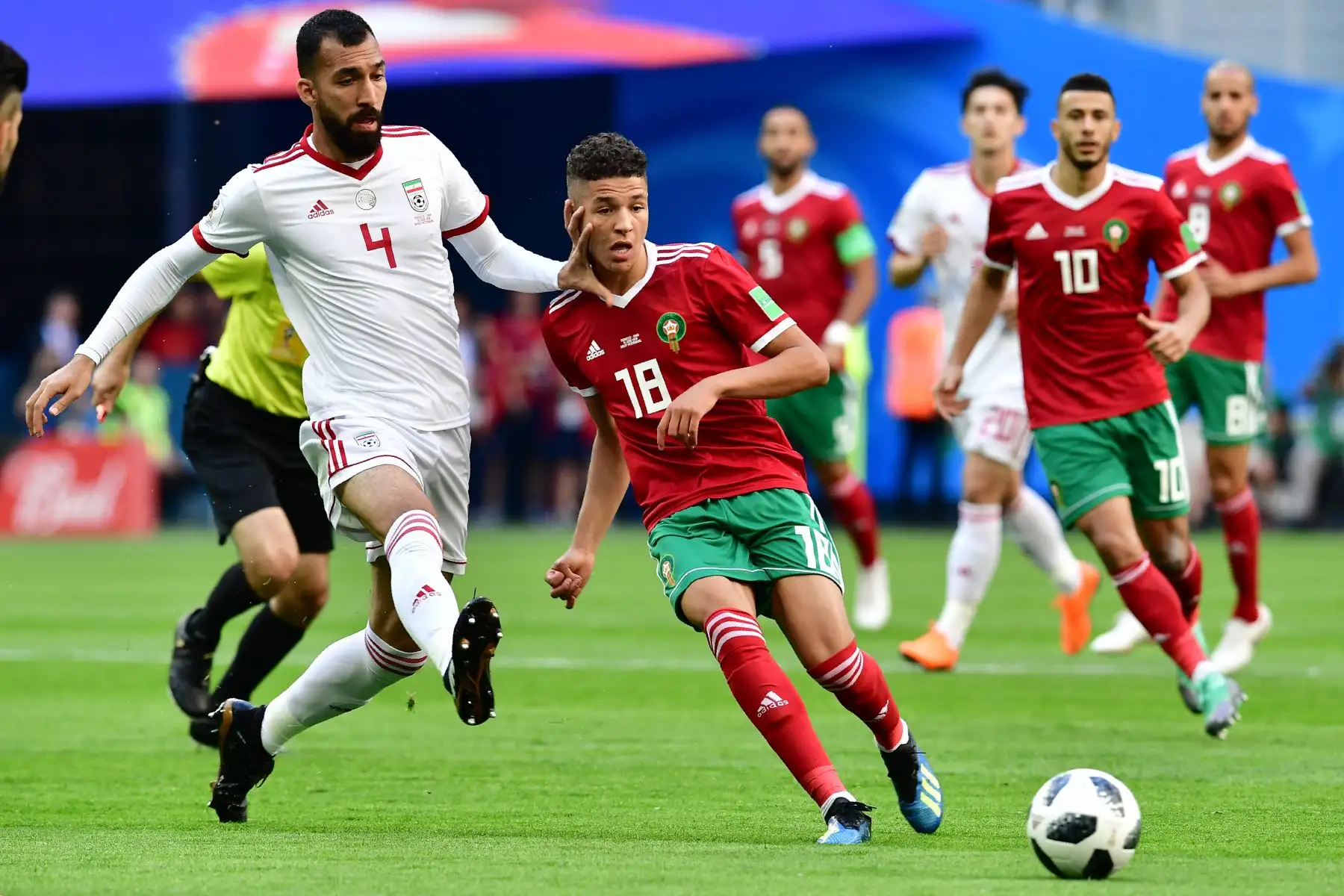 El defensor iraní Roozbeh Cheshmi (L) compite por el balón con el centrocampista marroquí Amine Harit durante el partido de fútbol del Grupo B de la Copa Mundial Rusia 2018 entre Marruecos e Irán. AFP