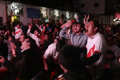 Restaurantes y bares de Huancayo esperan elevar ventas en un 50% gracias a transmisión de partidos del Mundial Rusia 2018, en especial de la selección peruana. ANDINA/Pedro Tinoco