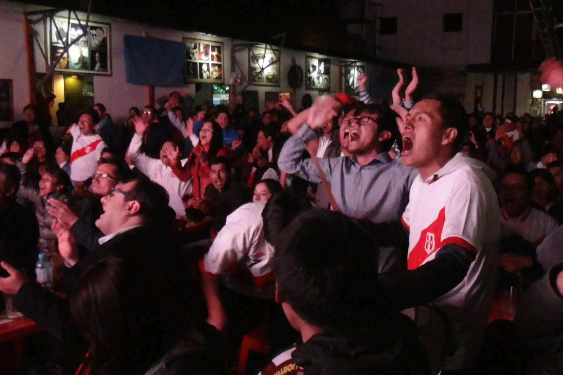 Restaurantes y bares de Huancayo esperan elevar ventas en un 50% gracias a transmisión de partidos del Mundial Rusia 2018, en especial de la selección peruana. ANDINA/Pedro Tinoco